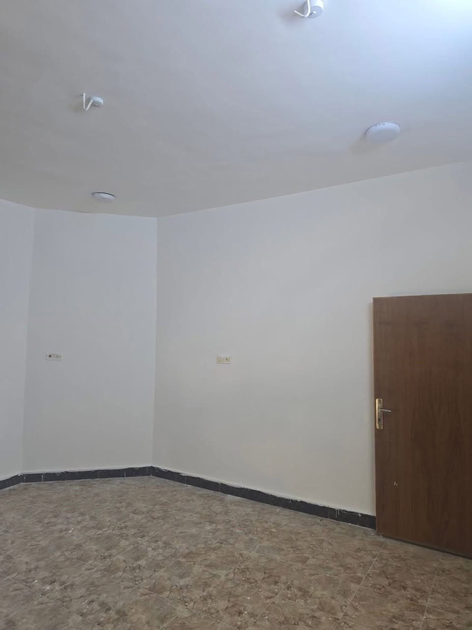 دار للبيع | العروبة الثانية
~~~~~~~~~~~~~~~~
الموقع | مميز ركن شارع مياه الروافد 
3 طوابق كونكريت مسلح 
_________________________
المساحه / 100 متر مربع 
الواجهه / 10 متر
_________________________
الدار عباره عن دارين مفصولات 
محتويات الدار 
غرفه نوم/ صاله/ استقبال/ مطبخ/ مجموعتين صحيه/ منور / طارمه 

الطابق الثاني 
غرفه نوم/ صاله/ استقبال/ مطبخ / مجموعه صحيه 
الطابق الثالث
مخزن عدد 2 / بيتونه / سطح 
******************************
للأستفســار _ مراجعـــــة مكتـــب الريادة للعقار الكائــن حي الجزائر - مجاور مستشفى الحياة للعيون 
دكتور حسنين .
او الاتصال على الأرقام التالية : 
***********
***********
