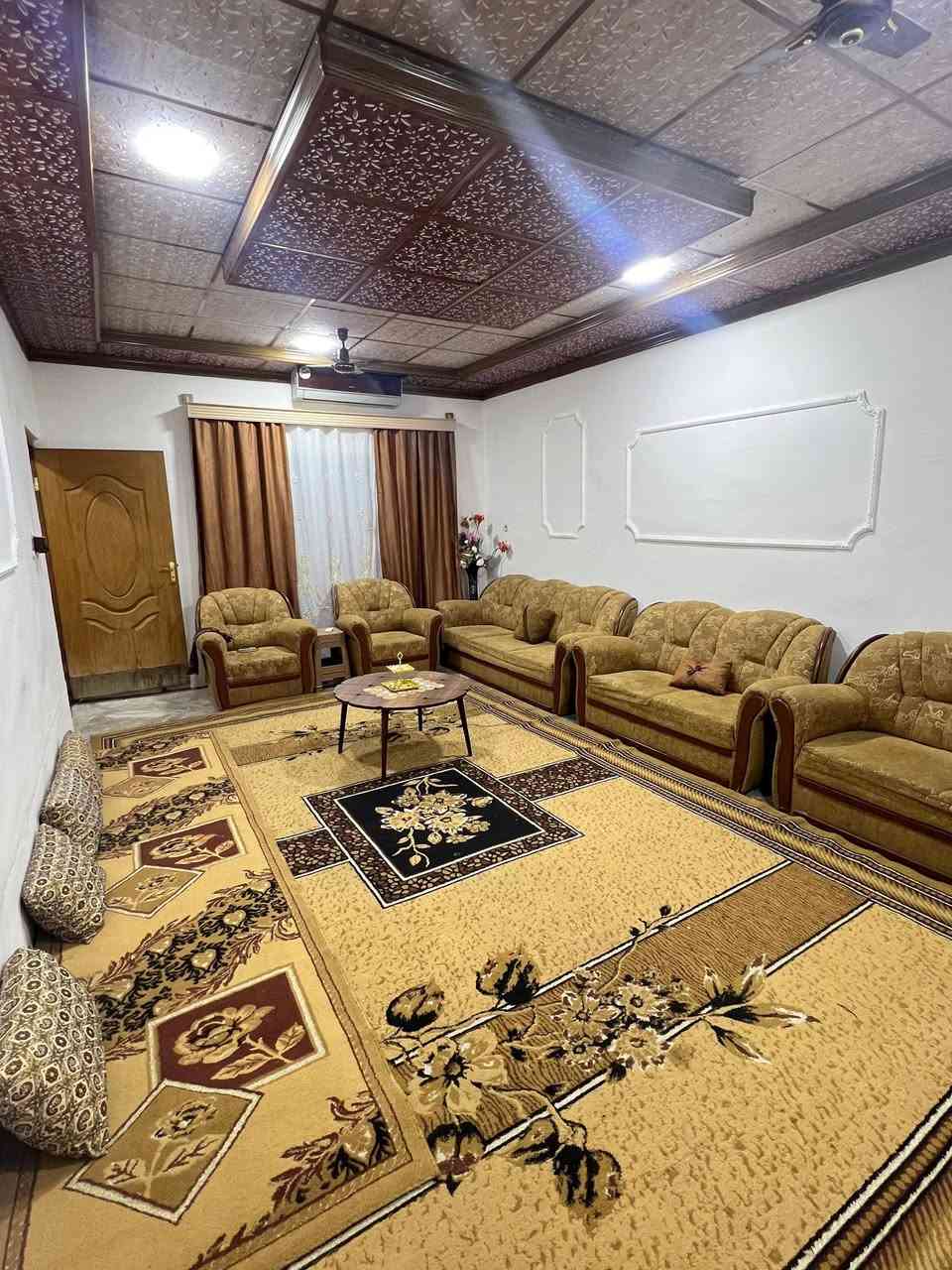 بيع مستعجل دار 200م طابوا، شارع 20،حي الزوراء55 فرع قاعة الشهداء.
تفاصيل البيت:-
1️⃣الطابق الأول/ نقص سيراميك فقط، يشمل؛ 
(2 غرفة نوم +  هول كبير + استقبال كبير + مطبخ حار وبارد سيراميك + كراج + محل او أسواق كبير +صحيات سيراميك داخل وخارج).

___________________

2️⃣الطابق الثاني/ بناء حديث فول سيراميك ويحتوي على منظومة دكت يشمل؛ 
( 2 غرفة نوم كبيرة ± هول + مطبخ + صحيات + مخزن كبير)

🛑 السعر مراسلة الخاص 
واتس اب *********** ☎️
