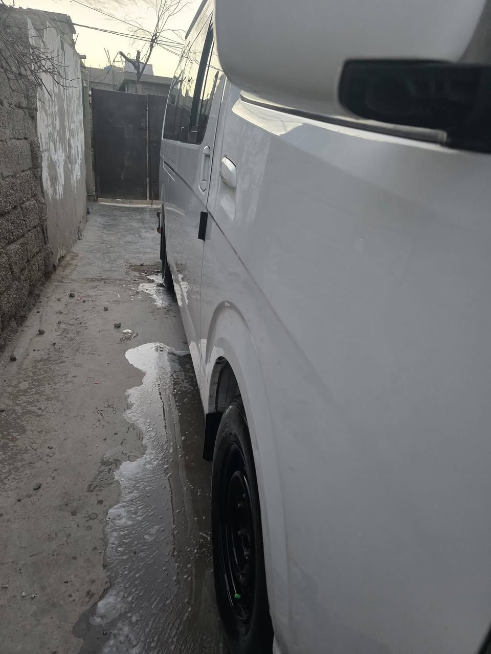 يا لله السلام عليكم ورحمةالله وبركاته 
جنبي عالية موديل 2019 كفاله بيهة صبق ورة باب سلايت جوه شبر وبل بنيد بارد شبر والباقي كفاله تخم تاير تبريد محور تلث قطع دوشمة سيباية درع  منضومة غاز   سيارة كاملة الاخير مكانهة بغداد بسمايه 
الاستفسار عله رقم *********** 
السعر 185 وبيهة مجال قليل
