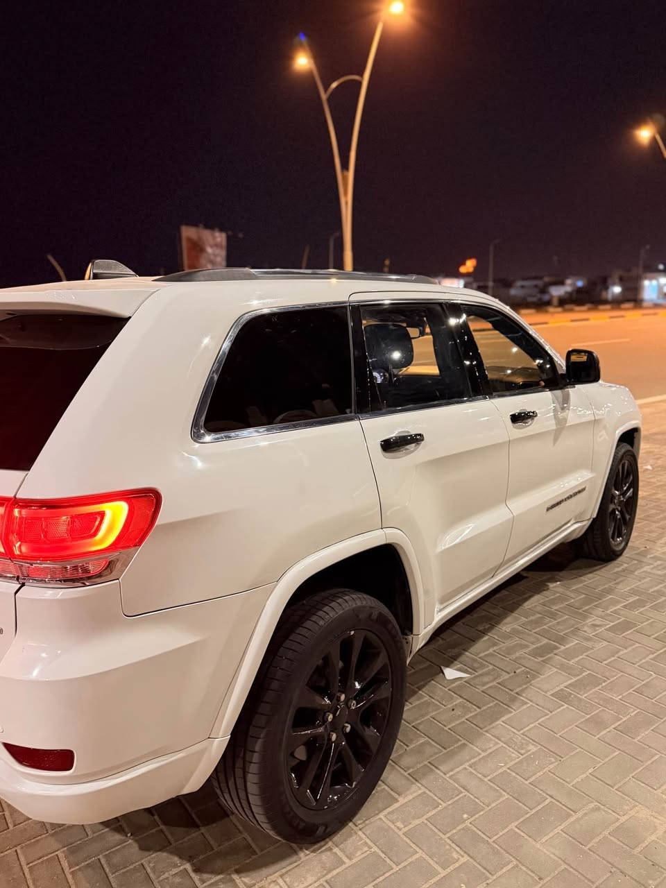 سلام عليكم جيب مديل 2017 فول مواصفات عده لفتحه وارد امريكي ضربته جاملغ وبنيد وبيه بيبان ثنين كلير من امريكا سياره رقم بصره  جاهزه مكينه كير حداديه  كله جاهزه بدون لا لغود ولا شواصي سياره جديده ما متعوبه السعر ب170 وبيه مجال رقمي *********** فقط شريحه بدون واتساب. وهاذ رقمي الي بيه واتساب  *********** مكان سياره بصره قبله حي المهندسين البصرة, العراق
