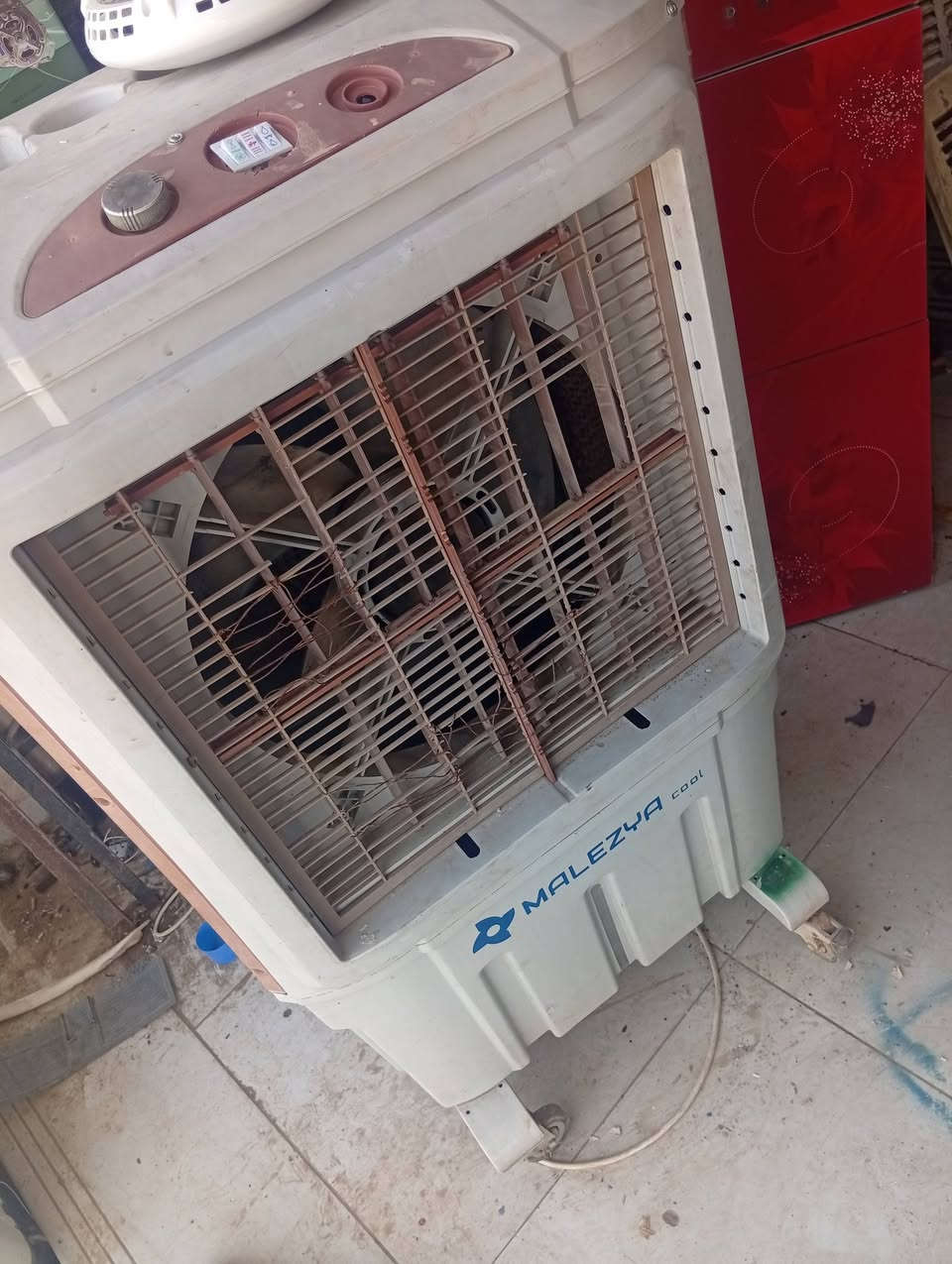 مبردات للبيع كلها شرط شغل 
سوبر حجم 4ونص كشر بدون ماطور 90الف
سوبر حجم 2ونص عدد 2 سعر الواحد ،75
اونيور حجم 2ونص 85ال اخو جديد 
كونفيرة 50الف 
للتواصل خاص او عبر الرقم ***********
