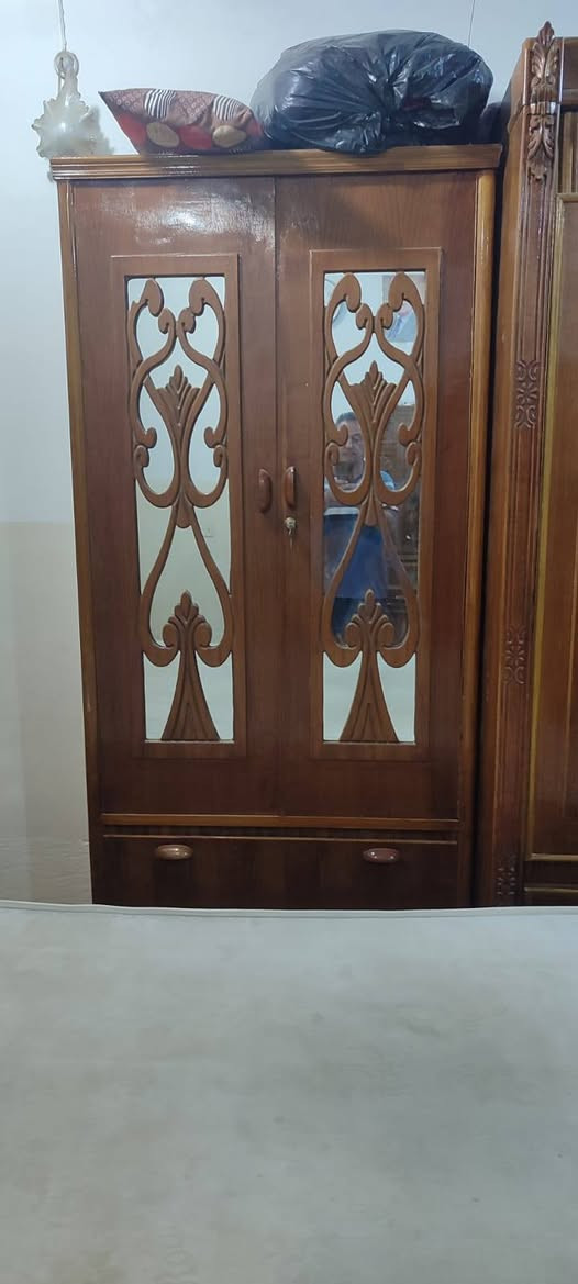 سلام عليكم غرفه اخشاب للبيع السعر ٦٠٠ اوبيها مجال للتصال بالرقم ***********
