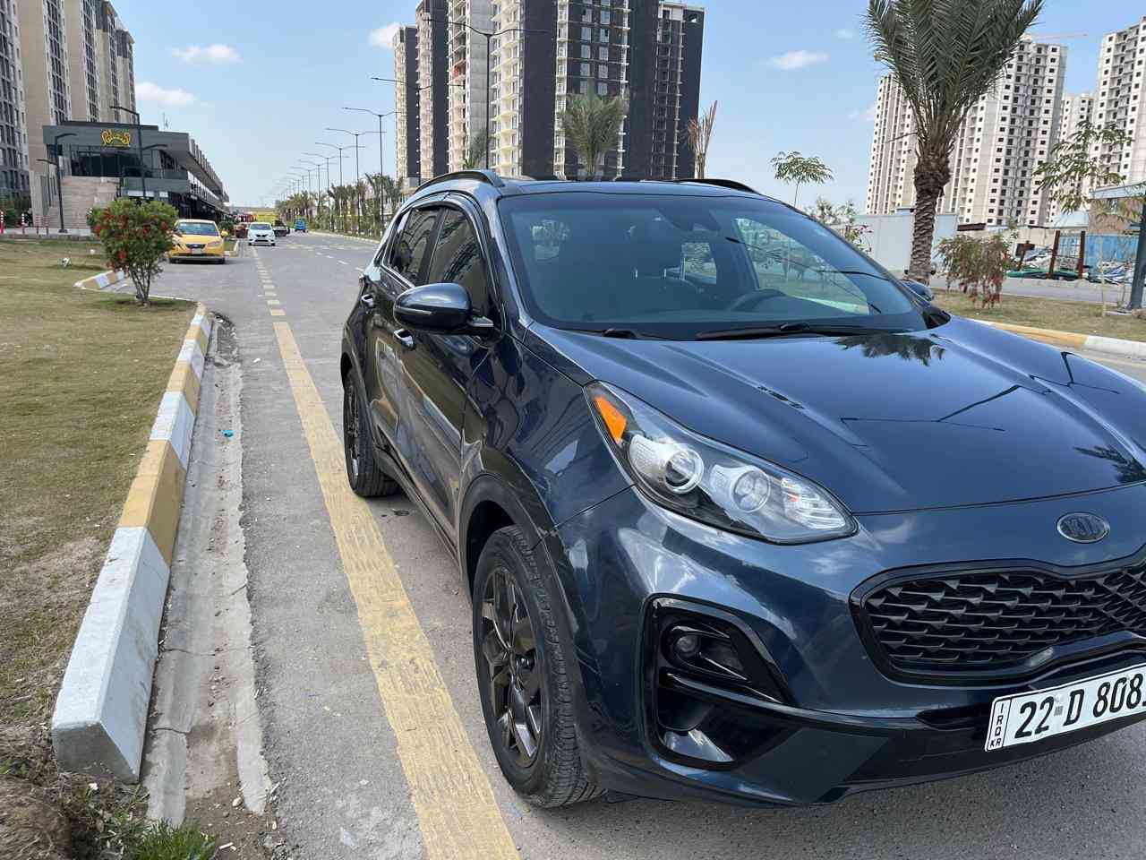 السلام عليكم اخوتنة الاعزاء تتوفر سبورتج 22 وارد امريكي فئة S ماشية 65 الف كيلو السيارة جديدة وخير من الله حادثها جانبي بابتين مال جهه عكس السايق باب مبدلة وباب مصبوغة والسونار موجود محرك وكير مكفول بدون فتح مرفق بالصور بجم صندوك مكفول كفالة عامة السيارة بدون ايرباك مواصفاتها كالاتي :- 
1- نانوراما 
2- كشنات جلد 
3- تدفئة كشنات 
4- فول رادارات 
5- فول تحكم ستيرن 
6- شاشة كبيرة 
7- نظام منحدرات 
8- مثبت سرعة 
9- مراية جانبية كهرباء + نقطة عمياء 
سعر البيع 175$ وبيها مجال بالي يرضي الله 
ملاحظة صار بيها هنا بالعراق بارد بالجاملغ الامامي عكس السايق اثر ابو ماطور للاستفسار الاتصال على الرقم *********** الرقم بي وتس اب
