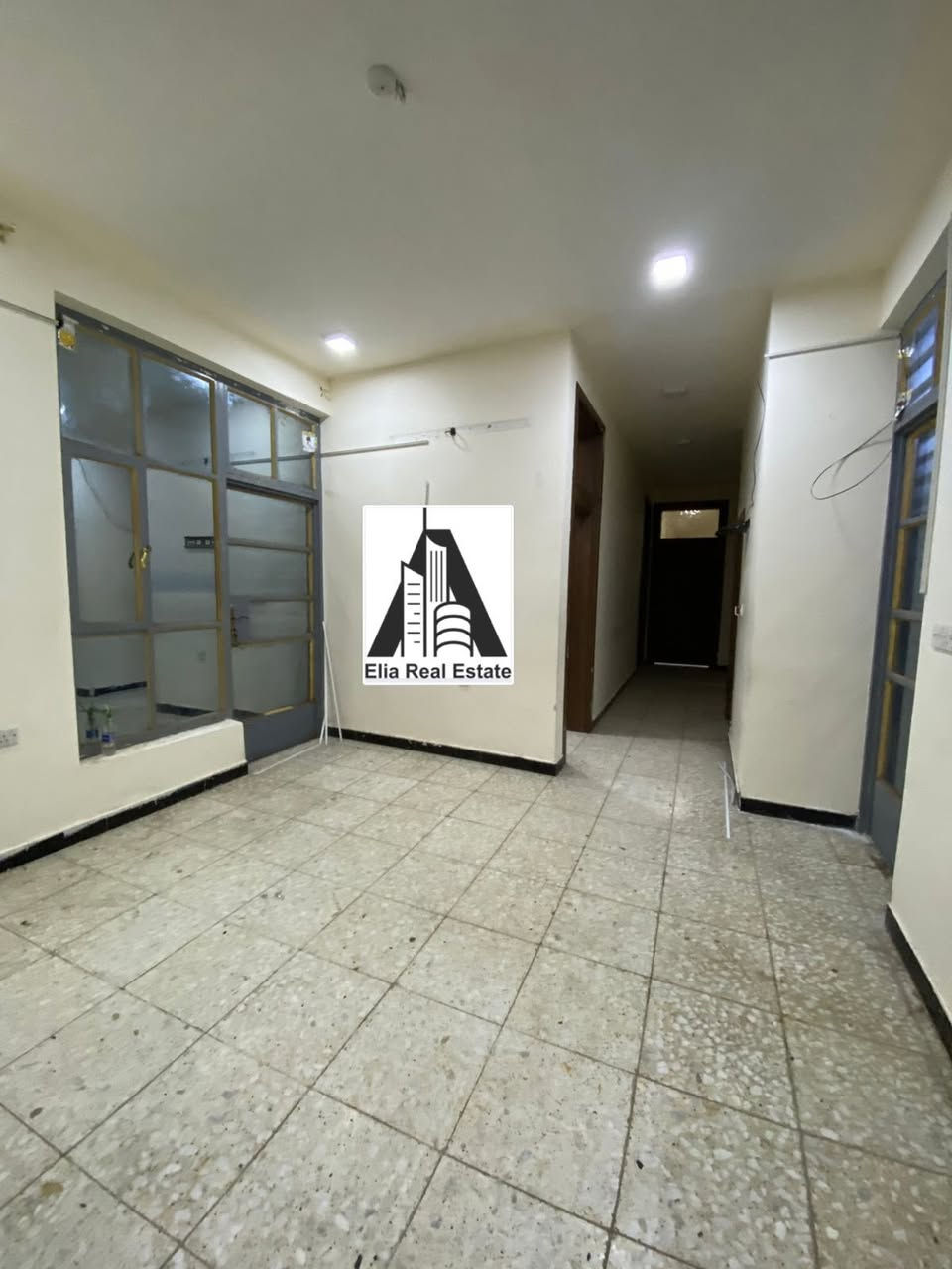 مكتب إيليا للعقار
للأيجار في السيدية 
تجاري او سكني 
مشتمل أرضي معزول عزل تام 
مساحه 175 متر مدخلين 
يحتوي على : طرمه و مدخلين 
استقبال ومطبخ وهول حولي 
وغرف نوم عدد 3 وصحيات عدد 2 
ومناور عدد 3 
الدار نظيف جداً وجاهز للسكن 
الموقع : السيدية الاقتصاديين قرب شارع 40 موقع تجاري ونشط يصلح للسكن او تجاري .. 
الايجار مليون وربع  بي مجال
للاستفسار 
***********
