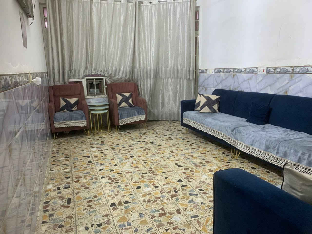 السلام عليكم دار للبيع مساحته ١٢٥ متر واقع حال الواجهة ٥ والنزال ٢٥ 
طابو صرف يحتوي ع طابق ارضي استقبال ومطبخ وغرفة نوم وخدمات
وطابق الثاني ٢غرف وصحيات العدد 2 سويت كامل  في منطقة الشعب الديوان الرئاسة سعر 175 بي مجال لتواصل ع واتساب ***********
