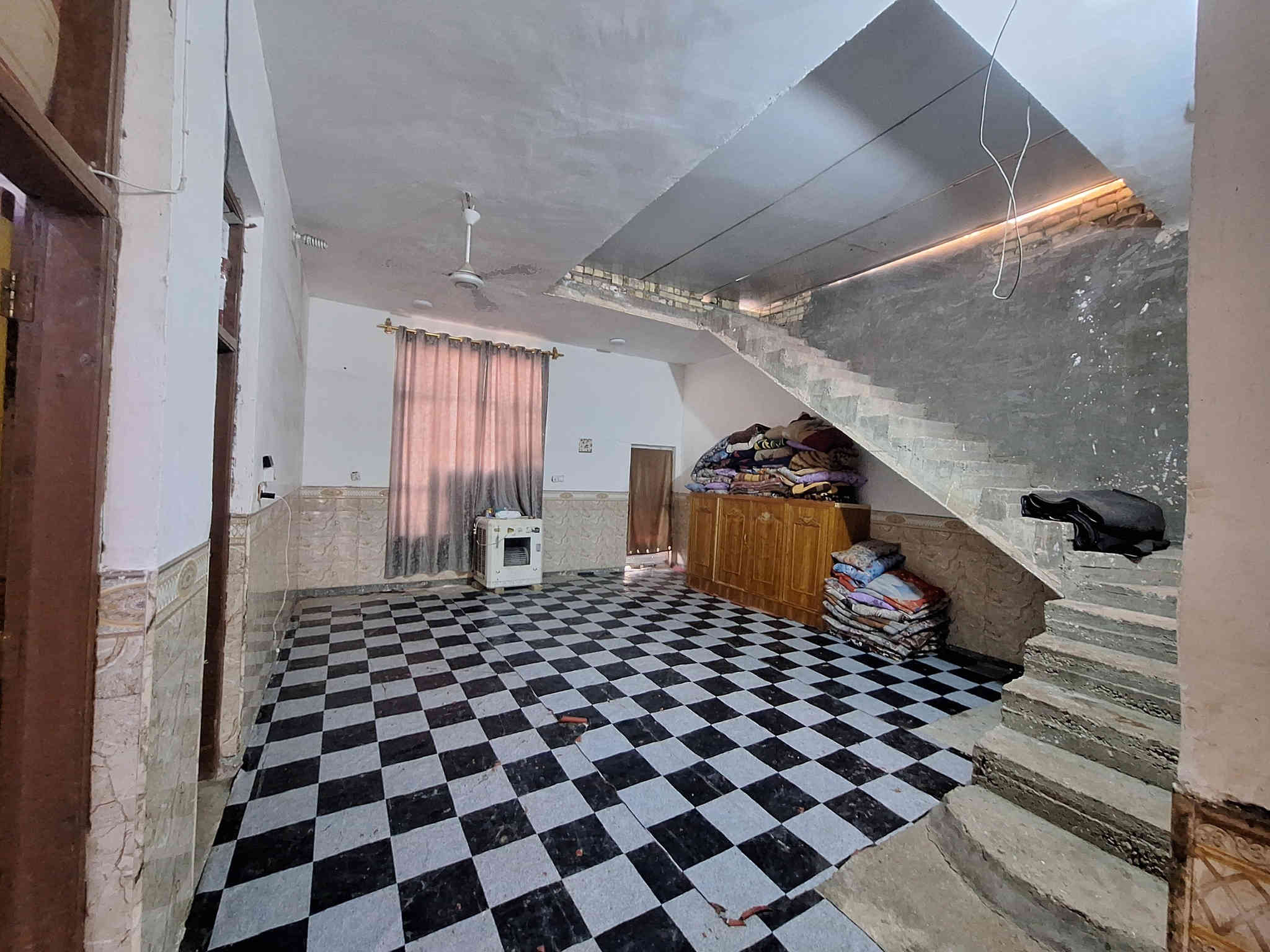 اسعد الله اوقاتكم بكل خير أحبتي
يتوفر دار سكن للبيع 

المساحه لكليه "200 متر 

سند ٢٥ 

استقبال 
غرفه
صاله
مطبخ 
 صحيات 

البيت نقص ارضيه والبخ وبيتونه

بناء  2023

العنوان بابل ابي غرق مقابيل الطاقه الكهربائيه بشارع الوسفيه 
السعر  57 مليون بي مجال شراي 

للاستفسار لاتصال على ***********
جميع الخدمات ماي كهرباء
