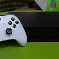 Xbox One x للبيع شرط النضافة وياه حساب ويده اصلية وكامل الجهاز ب٢٠٠ وب...