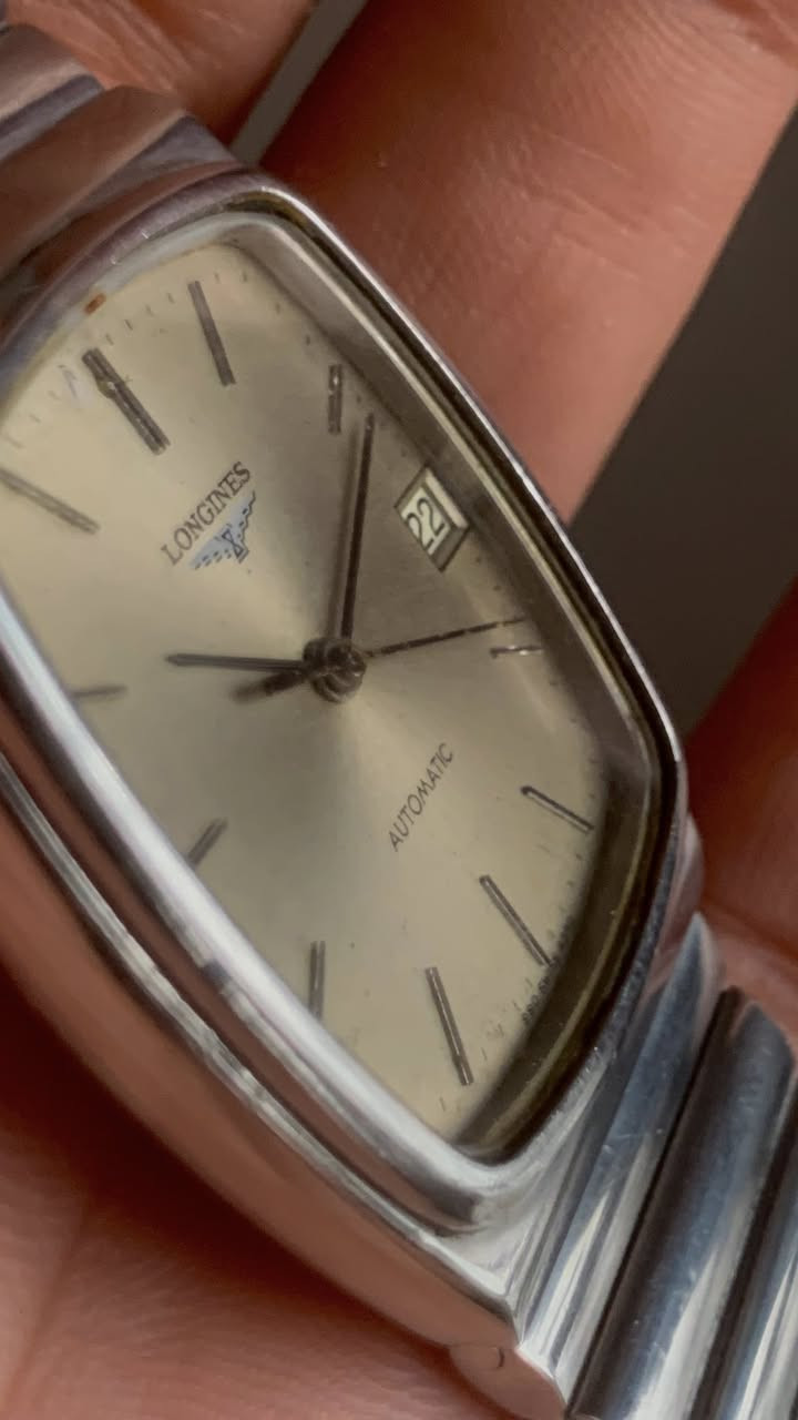 لونجين اوتماتيك 25 حجر كل شيء فيها بلادي على وضع الشركة مكان بغداد غير متوفر توصيل السعر 545 الف
او مراوس بايفون


**إذا كنت صاحب هذا الإعلان وتريد حذفه لأي سبب، رجاءا أرسل رسالة إلى الدعم الفني**