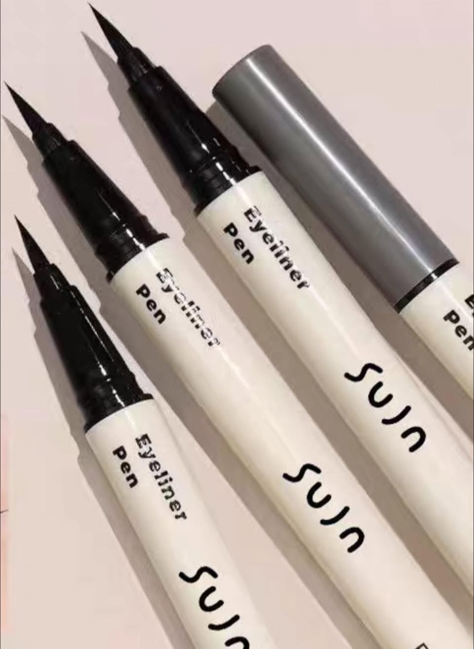 الاينر يتميز القلم برأس دقيق يبلغ سمكه حوالي 0.1 ملم، مما يسهل رسم خطوط نحيفة واحترافية للعين.
الثبات والمقاومة: المنتج مصمم ليكون مقاومًا للماء والتعرق، ويدوم لفترة طويلة دون تلطخ.
والتي غالبًا ما تشير إلى اللون الأسود الفاحم.كخيار مثالي للمبتدئين في تعلم رسم العين 
يُستخدم هذا النوع من الأقلام ليس فقط لرسم خط العين العلوي، بل وأيضاً لتحديد "مدمع العين" أو رسم خطوط دقيقه
السعر3

متوفر باللون الاسود وجوزي وبنفسجي


**إذا كنت صاحب هذا الإعلان وتريد حذفه لأي سبب، رجاءا أرسل رسالة إلى الدعم الفني**