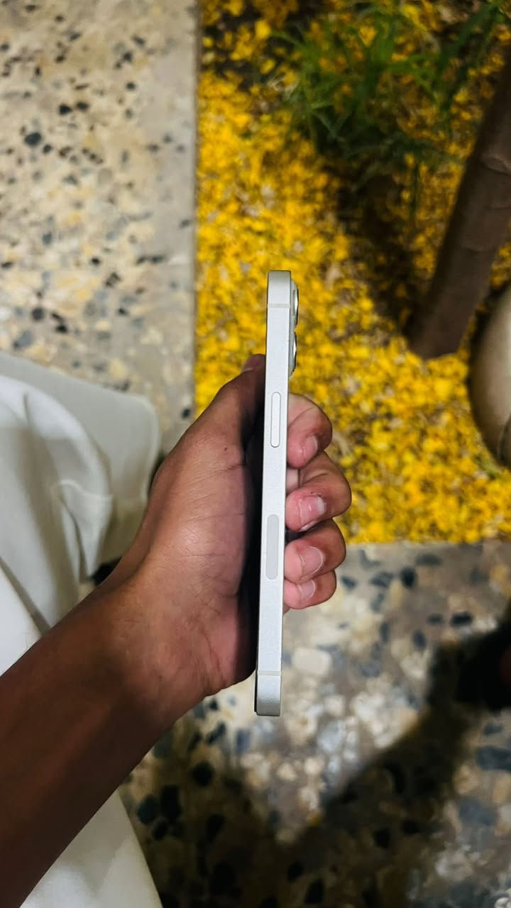 لبيع ايفون ١٣ نضيف مبدل بطاريه الاصليه  ويا شاحنه وكڤر  البطاريه مالته ١٠٠والتخزين١٢٨ 
الاستفسار *********** 
واتساب ***********
السعر ٦٠٠ وبي مجال
