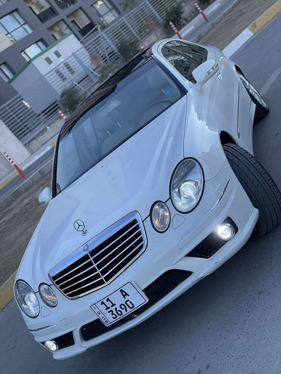 السلام عليكم . 
‏ Amg. Mercedes-Benz E350 كت دعاميات 
تويل دفع ثنائي 
‎ موديل2007 350 المرغوب 
تفاصيل👇🏼👇🏼
1_ بصمة⁩ تشغيل  
2_محرك 6 سلندر 
3_تبريد قطعتين  ⁦❄️⁩
4_كروز سرعة🔒 
5_مراية داخلية+جانبة عاكسة ⁦🔍
6_تحكم ستيرن كهرباء⁦⚔️
7_ شاشة   🖥⁩ بلوتوث يوتيوب 
8_فتحة سقف جام بنورما 
9_مري شفط 
10_كشنات كهرباء+ خزن ذاكرة  ✨⁩
11_ لدات الداخلية 47 متغير 
12_ انارة ترحيب💡 ⁩
13_شاشة اعطال💬
14_ بردة كهرباء 
15_نقاط عمياء 
16_ سستم صوت harmen kardon+ دمام خلفي 
18_ويل 18اصلي  ⚔️⁩
19_صدر امامي خلفي جديد ⁦🛠️⁩
22_كشنات هيتر 
23_تدفئة 
24_+ كاميرا
25_تبريد خلفي 
26ثلاجه 
27تحكم ستيران
28_انظمة قيادة 2
30_ ملكي كشن جلد بيجي 
31بك لايت لد 
32كشن خلفي قلاب 
33لون ابيض 
34داخل لونين بيجي جوزي 
35لايت عدسه زنون 
36 صندوك كهرباء 
السياره حادثه خفيف 
…………………………….السياره رقم بغداد جديد 11 مميز ويه رقم تنباع السياره 
تحويل ثاني يوم هزه جديده 
السعر١٥٥
مكان السياره بغداد كرخ 
للتصال ***********

