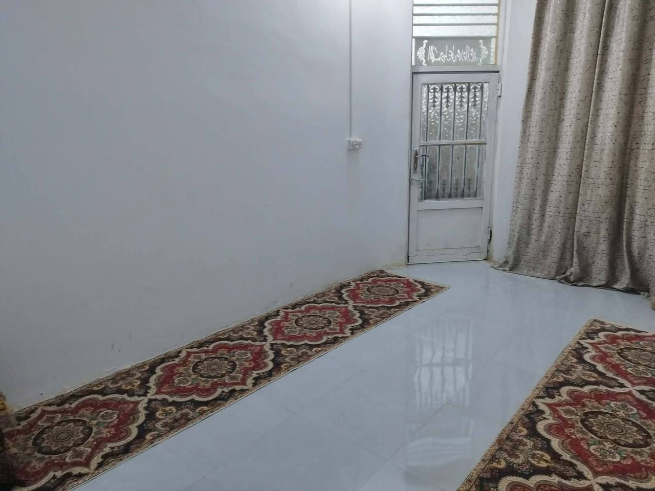 دار للبيع طابو باسمي 130 متر حي الزهراء 
وجه عل ساحه خدامات جاهزه باقي عل تبليط 

مدارس يمه السعر 68 وبي مجال يتكون من استقبال 

صاله غرفه مطبخ حمام+ حمام خارجي غرفه فوك سعر مناسب بل نسبه لليريد بيت ***********
