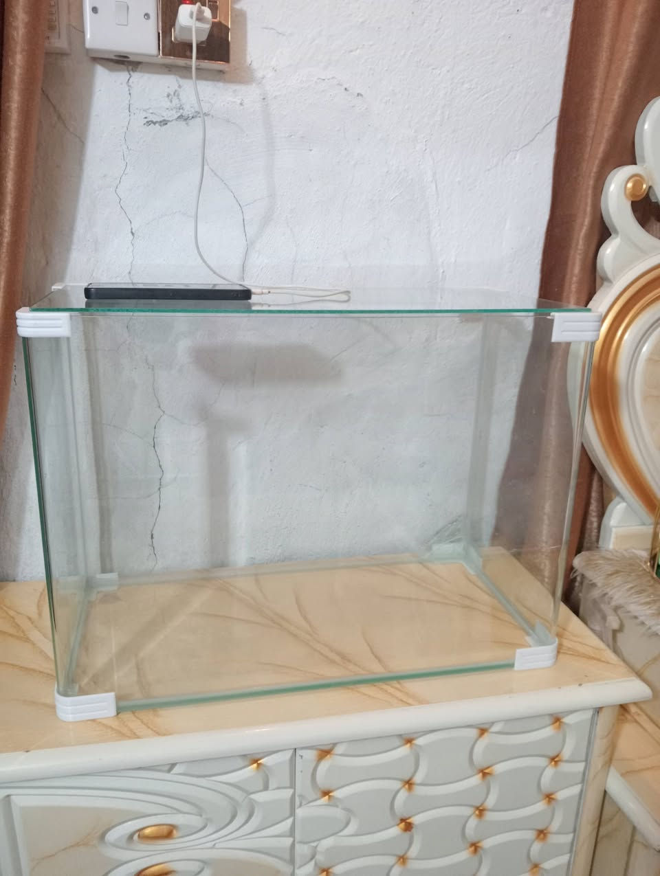 ثلاجة شغالة
40 الف 
حوض حجم كبير 25 الف 
***********
