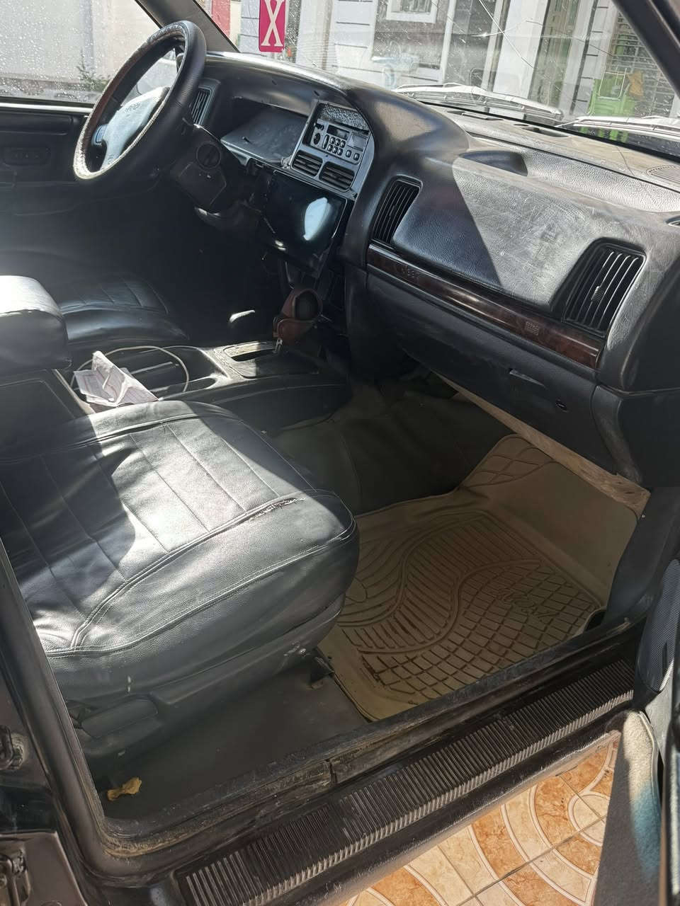 جيب موديل 1994 رقم ديالى دولي تحويل مباشر محرك وكير مال بطه جديد تخم تاير صدر داخل باتري جاهزه وحلوه مال جناي السعر ٣٥$وبيها مجال مكان السياره الأنبار الرمادي جويبه /***********
