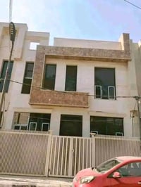 للبيع 100  متر طابقيين 3 غرف نوم  واجهة 7 ونص  السعر   350   وبي مجال ...
