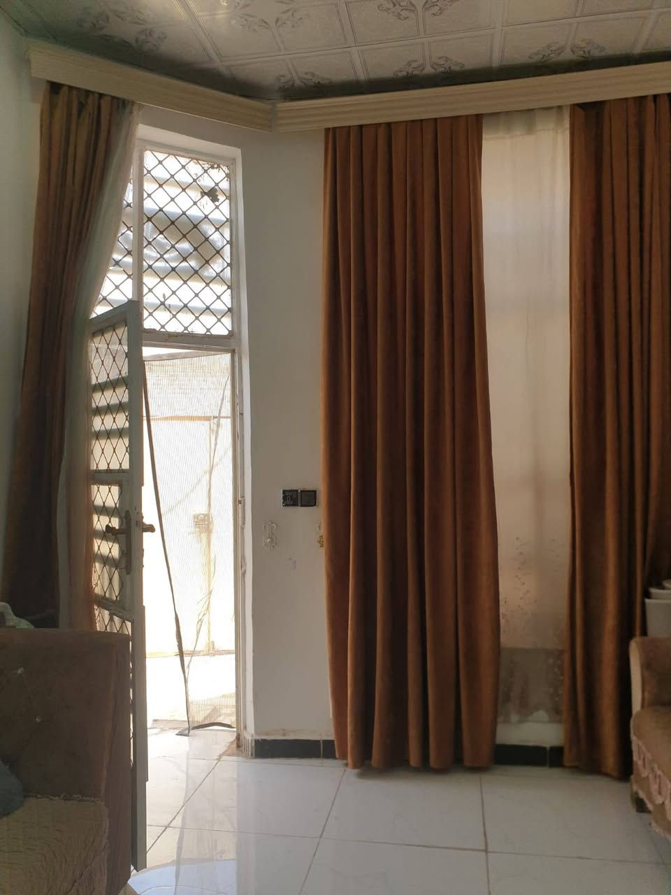 السلام عليكم
بيت طابو زراعي التقيه الثالثه  قرب سيد محمد قريب عالشارع مساحة البيت 100م  الواجهه 5 والنزال 20 يحتوي على بناء براني ومطبخ وصاله وغرفه نوم
وحمامات خارجيه 
وحمام داخلي 
الارضيه كلها بورسلين 
السقوف تغليف ثانوي
ارتفاع البيت عالي عن الشارع 
علما أن البيت مشمول بالتطويب الجديد 
للاستفسار....الاتصال على الرقم ***********
***********

