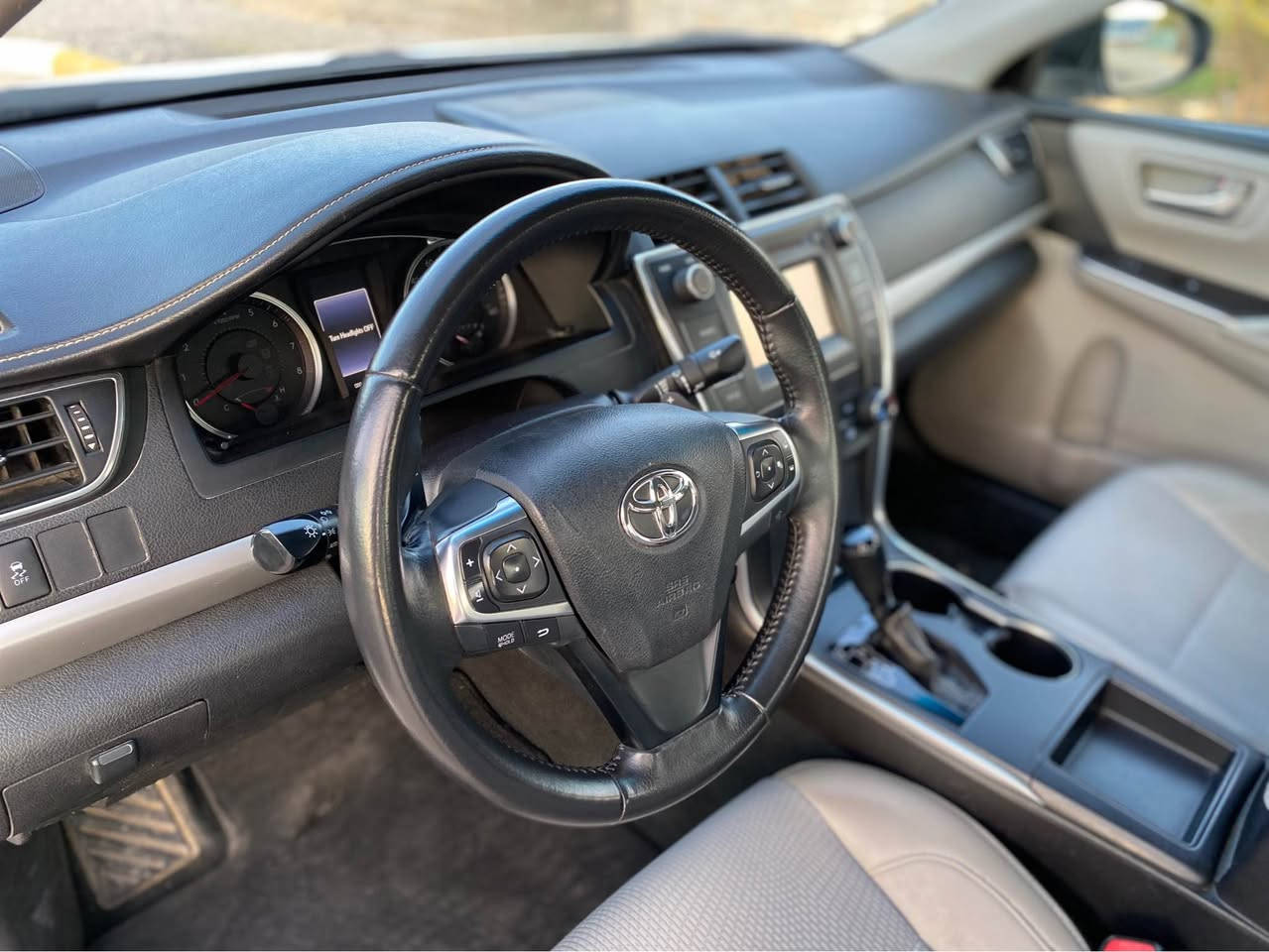 Camry 2017 SE  
سپی بەفری -
٦٢هەزار مایل رۆشتوە بە شەرت-

تەنها بۆنیتی بۆیاغە ناوی یەک تۆز گرتوە -

گێر و مەکینەی نەکراوەتەوە بە شەرت تەنها -

سەرقەپاغی مەکینەکەی کراوەتەوە 
یەک دوو کارتی بچوکی هەیە -

سەیارەکە زۆر جوان و بەرچاوە -

سەیارەکە بێ کێشەیە هیچ مەسرەفێکی تێدا -
نیە تازە کامل سێرڤس کراوە

“نرخی سەیارەکە   ١٥٨ وەرەقە و یەک تۆز 
مەعامەلە”
*********** رانية, السليمانية
