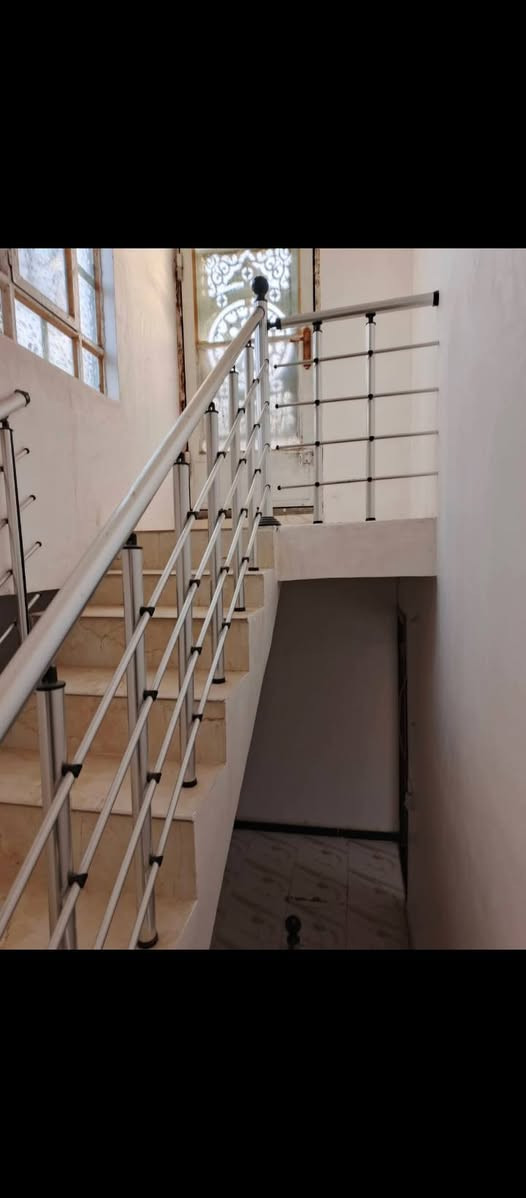 السلام عليكم بيت للبيع ٥٠متر طابقين بناء جديد مثل ماواضح في الصور البوبيات السايدين  الجدد للاستفسار الاتصال على الرقم ***********
