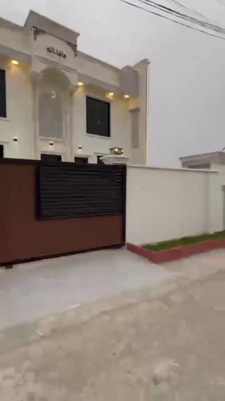 📢 إعلان بيع دار في بابل  🏡 

يعلن مكتب عقارات الجبال عن توفر دار للبيع بالمواصفات التالية:  

🏡 المساحة: 210 متر  
📄 نوع الملكية: طابو زراعي  
🆕 البناء: حديث (2026)  
🏢 الطوابق: طابقين  

🔹 التفاصيل:  
- 3 غرف نوم كبيرة  
- منور واسع  
- كراج للسيارة  
- حديقة  

📍 الموقع: بابل – وردية، قرب الإمام سيد موسى (ع)  

📞 للاستفسار أو الشراء:  
0772 689 2133  
0789 105 5225  

📍 موقع المكتب: بابل – بكرلي، قرب سنتر بكرلي  

✨ فرصة مميزة للسكن الهادئ والمساحة الواسعة
