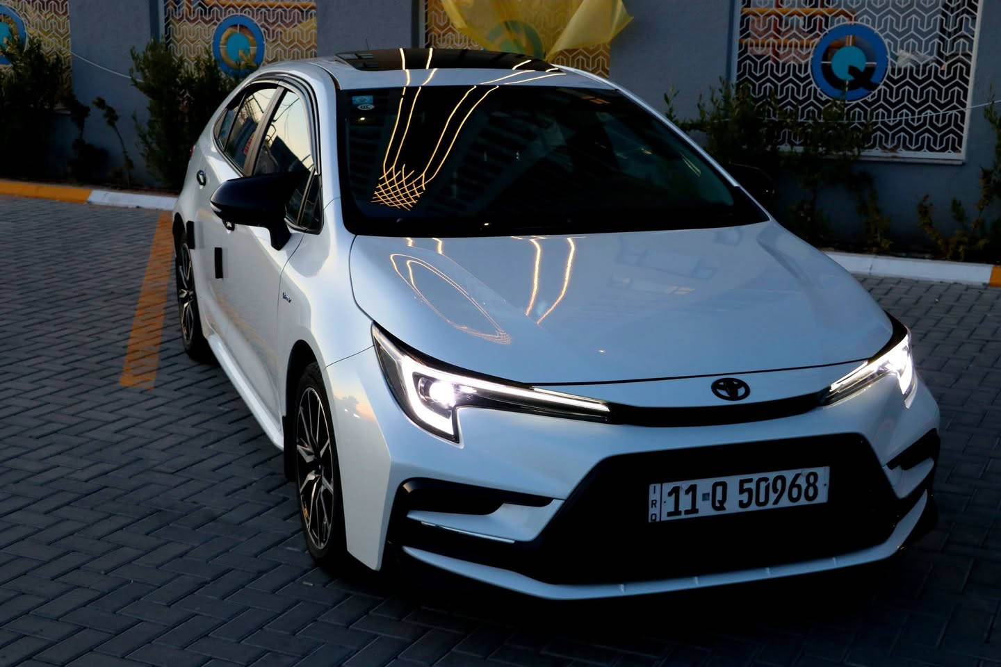 السلام عليكم 
النوع : تويوتا كورولا هايبرد  ( S ) خليجي شكل الامريكي تجميع الصين فول 1/1 
الموديل : 2024
 السيارة مكفوله بدون صبغ 
ىون ابيض صدفي مو ابيض عادي مثل اغلب ال s الموجوده بل سوك 
عداد المسافة : 25  الف حقيقي 
السياره : تجي داخل أصل 3 الوان كشنات مشمشي تطريز ..مو ساده اللي تجي عمل ..دشبول اوف وايت +اسود بلاد
المواصفات : فول 1/1 اعلى فئة 
* محرك : 1800 هايبرد 
* بصمة + بصمة ابواب وصندوق
* فتحه 
* جلد + كراسي كهرباء 
* تبريد قطعتين 
* اشاير بلمري 
* 3 انظمة قياده 
* لدات نهاريه امامية خلفيه 
* ويل كروم قياس 17 
* شاشة + كاميره + كاربلي 
* ردارات ..تحديد مسار 
السياره بيهه 
عازل حراري  نانو امريكي لكل جام السيارة 
داخل كاربون فايبر مع اضافات بسيطه للسيارة 
بصمه مفاتيح عدد 2 + كتلوكات الشركة 
السيارة بأسمي تحويل مباشر 
العنوان : بغداد - حي الجهاد ..شقق حي السلام حي الصدام السكني 
السعر : 162 ورقه 
***********
