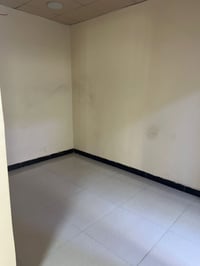 شقه في دور السود طابق ٣ تحتوي على غرفتين وصاله ومطبخ وخدمات للايجار ٧٥...