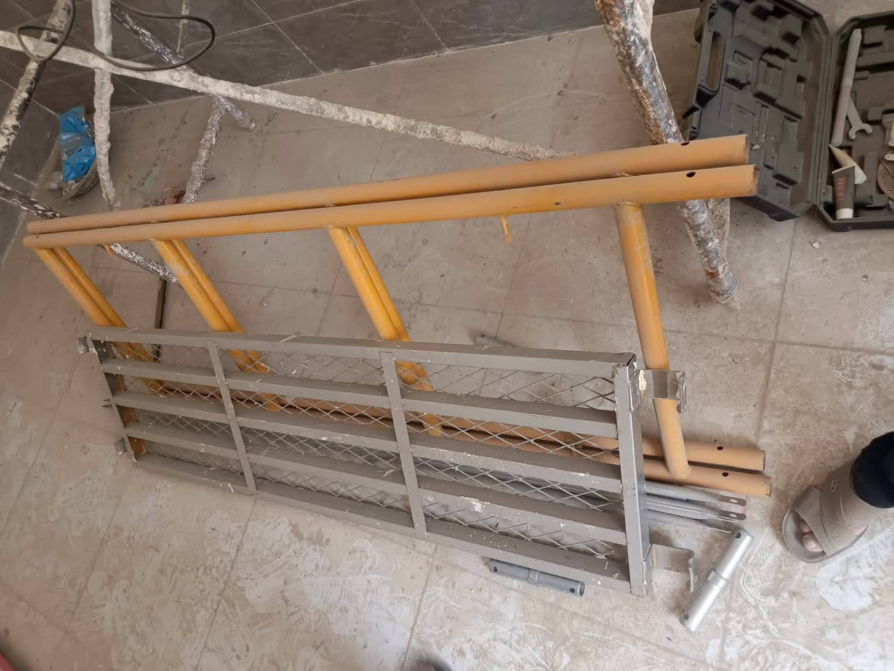 السلام عليكم درج كهرباء وقفص سكله اثنينهن جدد ما مستخدمات الدرج ١٥٠ والقفص ٥٠ بيهن مجال بسيط العنوان حله مركز نزلت سعد بيجو اي استفسار اتصل ***********

