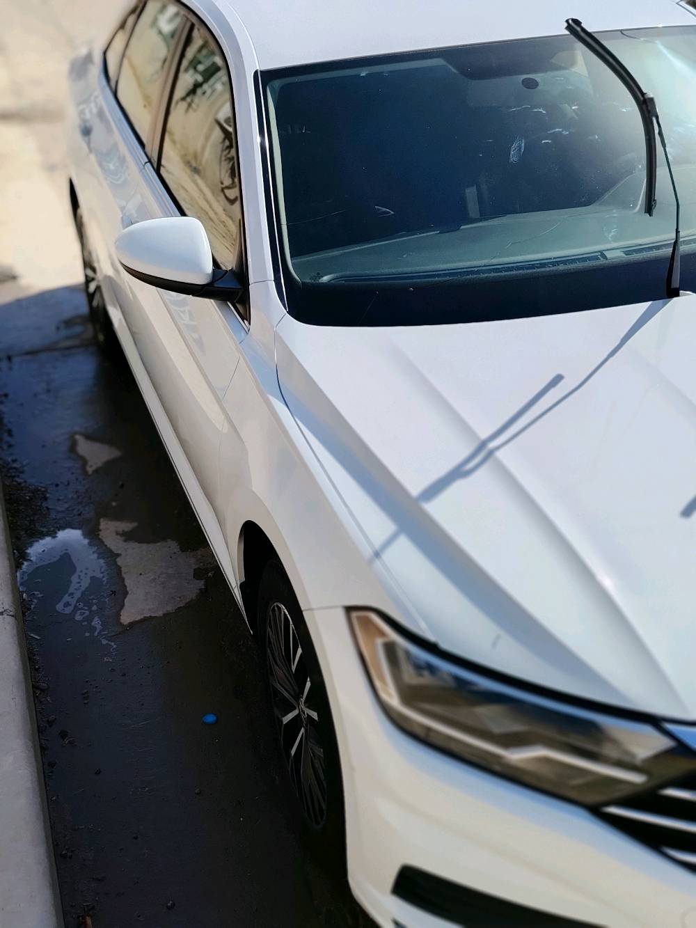 سلام عليكم 🚗 للبيع – Volkswagen Jetta 2021 – لون أبيض لؤلؤي 🚗
متوفر للبيع سيارة فولكس فاجن جيتا موديل 2021، لون أبيض، بحالة ممتازة جداً، استعمال شخصي ومن مالك واحد، محافظة عليها بشكل دقيق.
🔹 سنة الصنع: 2021
🔹 اللون: أبيض لؤلؤي
🔹 ناقل حركة: أوتوماتيك Tiptronic
🔹 نوع المحرك: 4 سلندر تيربو – اقتصادي وقوي بالأداء
🔹 نظام دفع أمامي
🔹 صرفية وقود ممتازة ومناسبة للاستخدام اليومي
المواصفات والتجهيزات:
✔ شاشة معلومات وترفيه تعمل باللمس
✔ نظام بلوتوث + USB + Apple CarPlay / Android Auto
✔ كاميرا خلفية مع حساسات
✔ مثبت سرعة
✔ تحكم بالمقود (ستيرن)
✔ نظام مانع انزلاق وثبات إلكتروني
✔ وسائد هوائية متعددة
✔ تكييف ممتاز جداً
✔ جنوط أصلية
✔ إطارات بحالة جيدة
السيارة خالية من الحوادث المؤثرة، شرط الفحص بالكامل، الهيكل والشاصي سليم.
لا تحتاج أي مصروف، جاهزة للاستخدام فوراً.
السعر قابل للتفاوض بالمعقول للجادين فقط.
للاستفسار والمعاينة يرجى التواصل على الخاص.