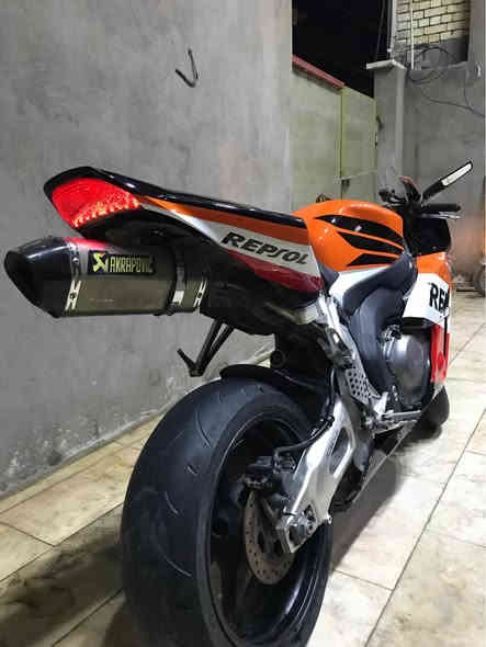 🔴(اللهم صلي على محمد وال محمد)🔴
اخوان للبيع دراجه هونداCBR1000RRريبسول موديل2004اصل 

رجائاً لحد يراسلني ويكلي شبيها مابيها كاتبلك كلشي قبل متراسل اقره وراسلني وتامر امر

🟢الدراجه وارد امريكا و داخله بصوره اصوليه للعراق  مو تهريب مثل اغلب الدراجات ومدفوع كمركها هم يعني معاملتها كامله تروح شوكت ميعجبك للمرور ترقم بنفس اليوم تستلم رقم وسنويه 

🔴الدراجه مثل ما موضحه بل صور كامله مكمله من كلشي مابيها اي نقص فقط اشاير والتاير الخلفي شويه ممسوح فقط 

🟢الدراجه شغاله نكره سلف بكل وقت مكينه ناعمه كير يخبل الدراجه هاون متمشي عدل بس تفحط خير من الله كفرها مثل ما واضح بل صوره شخط مابي كهربائيات شغاله بيها يده وعمبار برمبو اصليات دبات دهن بريك ودهن كلج برمبو اصليات اكزوز اكرابوفك بك لايت مضلل ابو الاشاير  كلشي بيها كامل مكمل اي نقص ماكو 

🔴 ملاحضه مهمه الدراجه من تفتح قبغ الراديتر تريد تنفسها تطلع فقاعات بسيطه كلش صغار وعندي فيديو لهاي السالفه اليريد يراسلني ادزله الفيديو هاي المشكله سألت بيها اكثر من فيتر كلمن يحجي بكيفه واحد كال الراديتر بي زرف من الصفحه اليسره وملحوم بعصارتين خبط ولهذه السبب جاي تطلع الفقاعات لان مملحوم زين وناس كالو قفيص مال جوين راخي وحته ناس كالو الدراجه خابطه منوره البراد مال دهن كلمن يحجي بكيفه المهم هاي السالفه صارله فتره طويله وكلشي ما ماثره عل دراجه لا من ناحيه حماوه ولا من ناحيه تشغيل ولا صوت ولا اي شي الدراجه تفحصها وتصعدها تسوقها بلاديه عبالك توها طالعه من المصنع ونكره بكل وقت 
 
تجي تشوف بعينك وتجيب وياك فيتر وتفحص وتقتنع واشوفك خيرها يله تاخذها 
الدراجه تجي تاخذها من البيت اكاتبك واكفلكياها سرقه واصوليات وعشاير 

ملاحضه ضمان ما انطي لان ملجوم من هاي السالفه تجي تفحصها الف مره يله تاخذها بس وره متاخذها مو جم يوم وتكلي اريد ارجعها لان صارت وياي بغير دراجه وتوبت بعد

🟢الدراجه سعرها 22 ورقه وماكو هيج سعر بل سوك لوما عندي ضرف مابيعها والصور ضالمتها للدراجه هيه بل حقيقه بعد احله 
للتواصل خاص او رقمي *********** رصيد وبي واتساب
مكاني بغداد كريعات
واسف على الاطاله. بغداد
