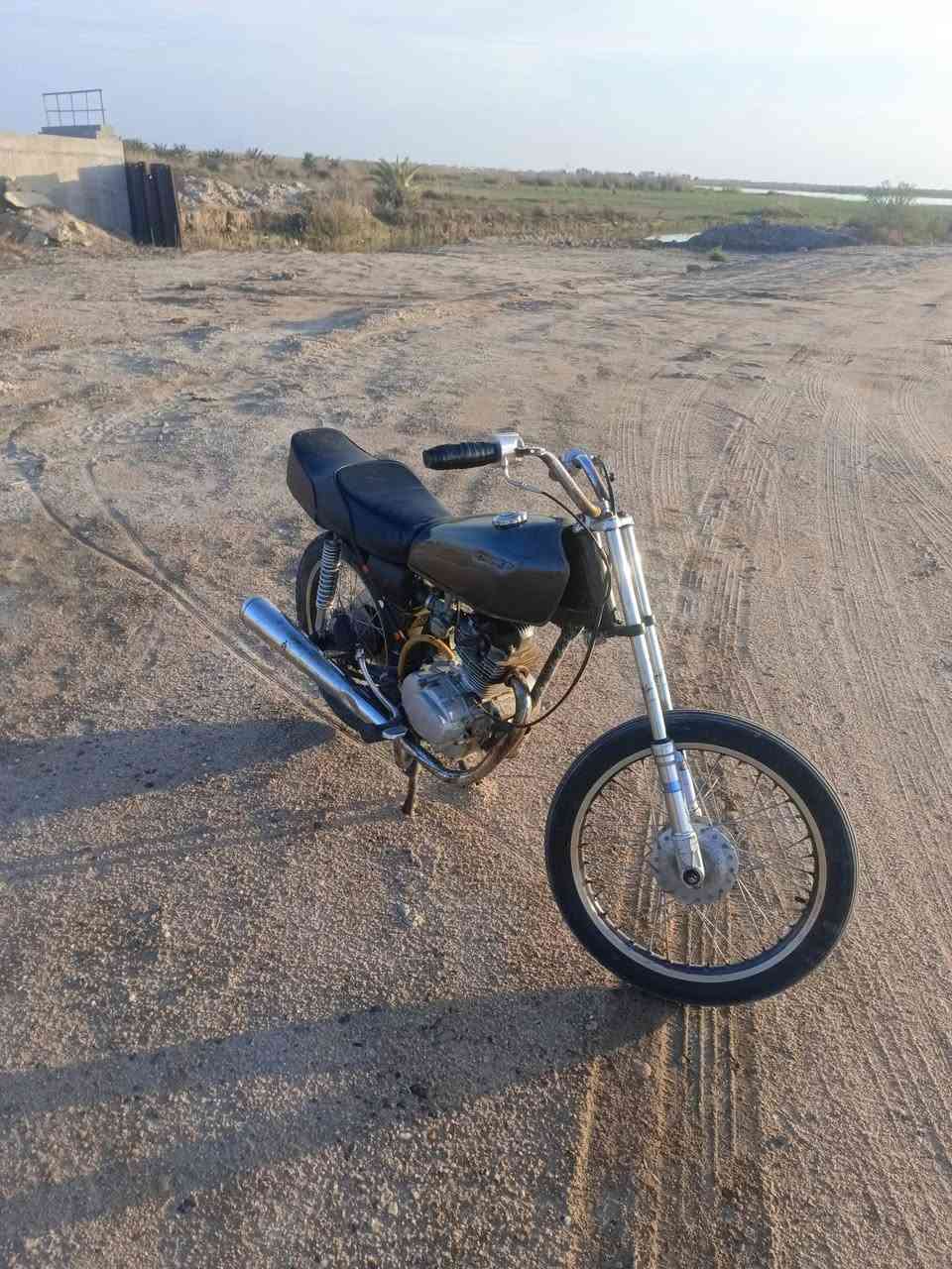 سلام عليكم دراجه للبيع حلوه مكينه والشاصي نامه وباقي الففسار على الواتساب رقم الهاتف *********** سعر 325وبيها مجال مكان بصره كرمت علي الطيف
