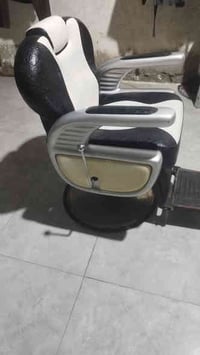 كرسي حلاقه البيع 07705570516