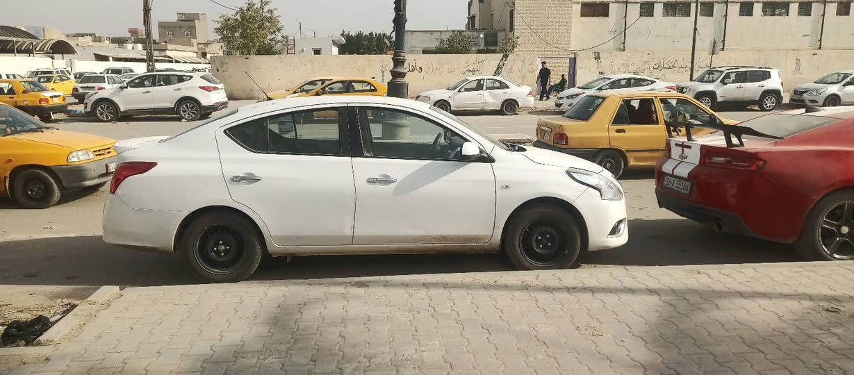 السلام عليكم 
نيسان سني هندي ابليته زركه موديل 23 السياره
بيه قطعه وحده مبدله رقم جديد السعر 120
للاتصال ***********
