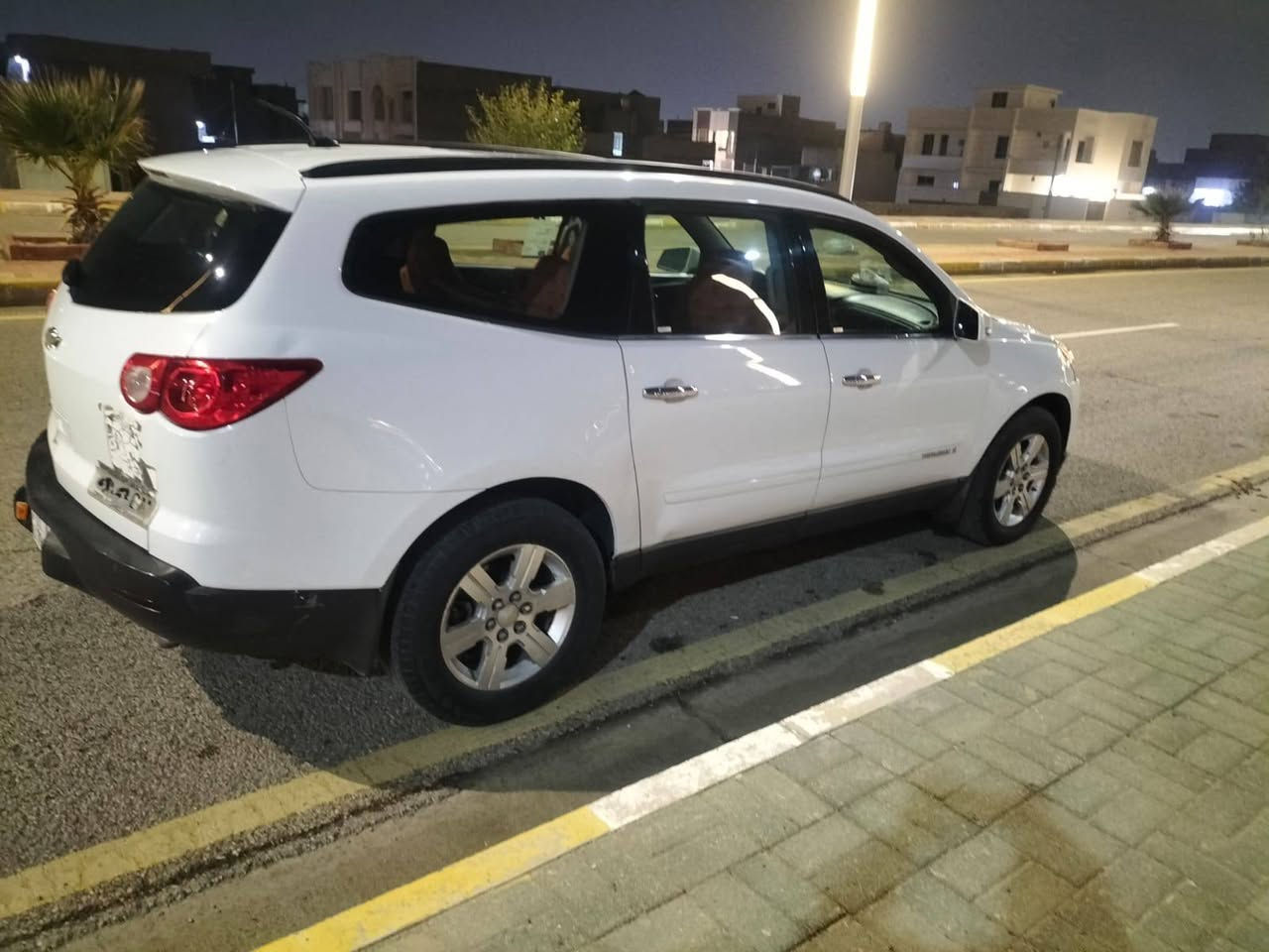 شوفر ليت ترافلس 2009
 فئة LT اشاير بالمري وحساس وكامره
محرك 6 سلندر
7 راكب تبريد 3 قطع وتحكم بالمنضومه مال تبريد امامي خلفي
 مكفولة من ضربه وصبغ وبيه تقشير صبغ في الصندوق فقط وموضح بالصوره
 سنويه وهزه وارقام جديده باسمي مكان السياره الرمادي
 السعر 105$ بيه مجال بسيط
رقم موبايل ***********
