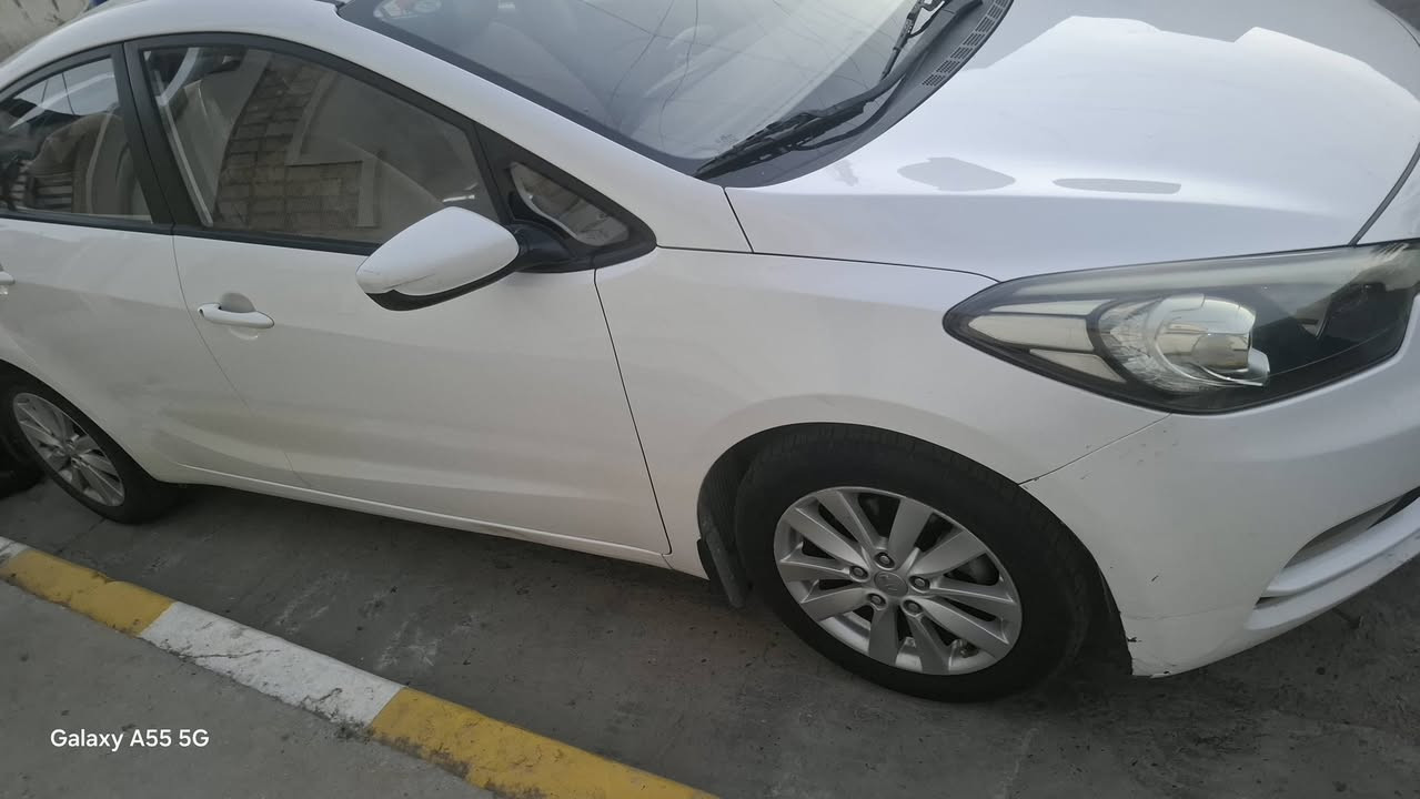 السلام عليكم 
سيراتو 2016
محرك 1600
بإسمي تحويل مباشر
لا صبغ ولا معجون فيها الجاملق الايسر فيه طخة قليلة بدون تصليح مبين بالصور 
 فيها سونر معروض مع صورها 
سعرها:130$
مكاني الحبيبية.

***********
