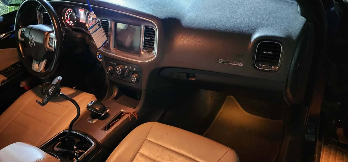 السلام عليكم جارجر رقم بغداد جديد هزه جديده مديل ١٤ بيه فقط صبغ اثر جراد والباقي مكفول .وارد كندي . الصبغ جاملغين خلفي او باب السدر والباب الخلفي  كفاله من حادث او ايرباك
محرك ٣٦٠٠ كيرر طياره  . فتحه بالقماره .كشنات السايق والسدر تتدفئ. كشن السايق كهرباء ..السعر 150 اوبيه مجال حك الجيه
***********
