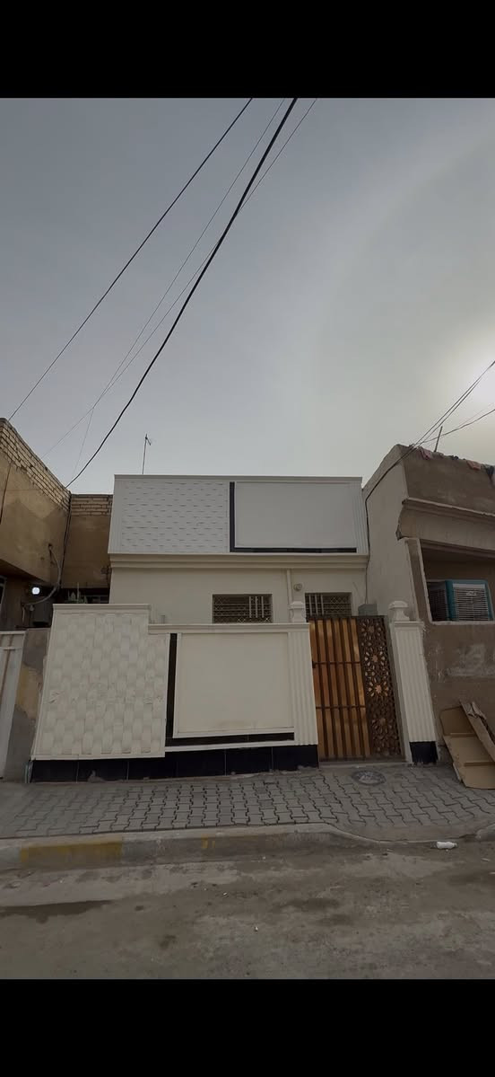 بسمً الله الرحمن الرحيم/ يتوفر بيت /م 50 متر مربع واجه 5 نزال 10 بغداد الحسينيه في الجريخي ال4000
بيت موقع منتاز خلف التجاري 
طابق واحد قابل للاستثمار 
مكتب الهيبه للعقار يتوفر جميع
عقارات الحسينيه طابو ملك صرف 
سعر البيت 48 وبيه مجال قابل للتفاوض
حسين الكعبي للعقار ***********
