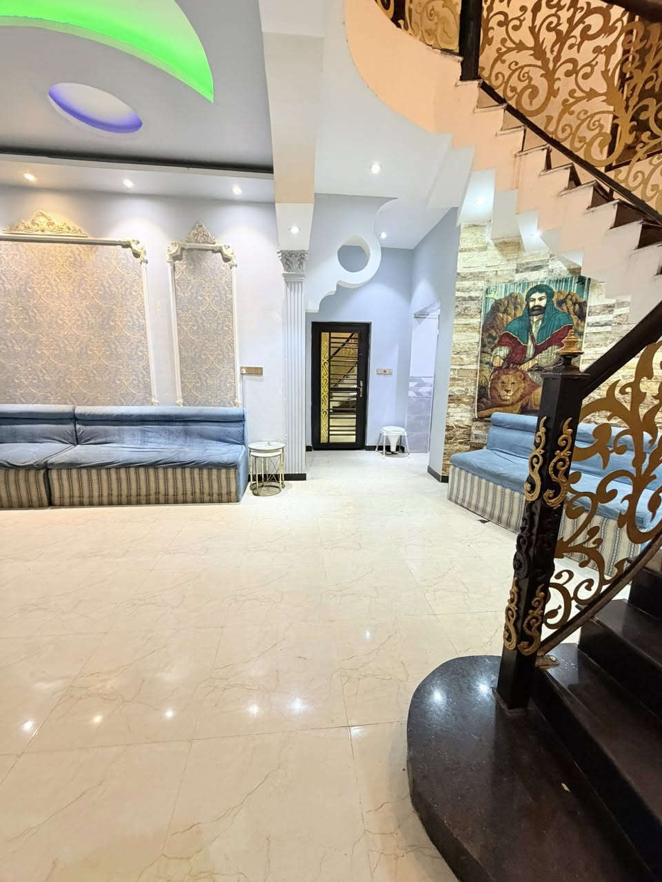🔷(بيت للبيع)🏡//بناء حديث //
🌀المساحة (210) متر // الواجهة (10) ونص

//سنة البناء (2022) // بناء طابوق بلكامل

🌀( الموقع الامن الداخلي دور الضباط) 

🌀(  / يحتوي الطابق الارضي على / غرفة منام / هول / ديوانيه/مطبخ / صحيات عدد(2) /كراج/ حديقة / الطابق الثاني يحتوي على / ثلاث غرف منام  / هول/ صحيات /

🌀(جنس العقار طابو ملك صرف)

🌀 السعر (385) مليون قابل للتفاوض//

⚜️عنوان شركة الجوادين للاستثمار العقاري ⚜️ 
( الجنينه نهاية شارع الـمصـلحه/ قـرب سـوق الجـبيلـة) 

لـلطلـب والاستفسـار الاتصال على الارقـام التـالـية 🔻

واتـساب + اتـصال ***********
واتـساب+اتـصال ***********
واتساب + اتصال ***********                                                               واتساب + اتصال ***********
