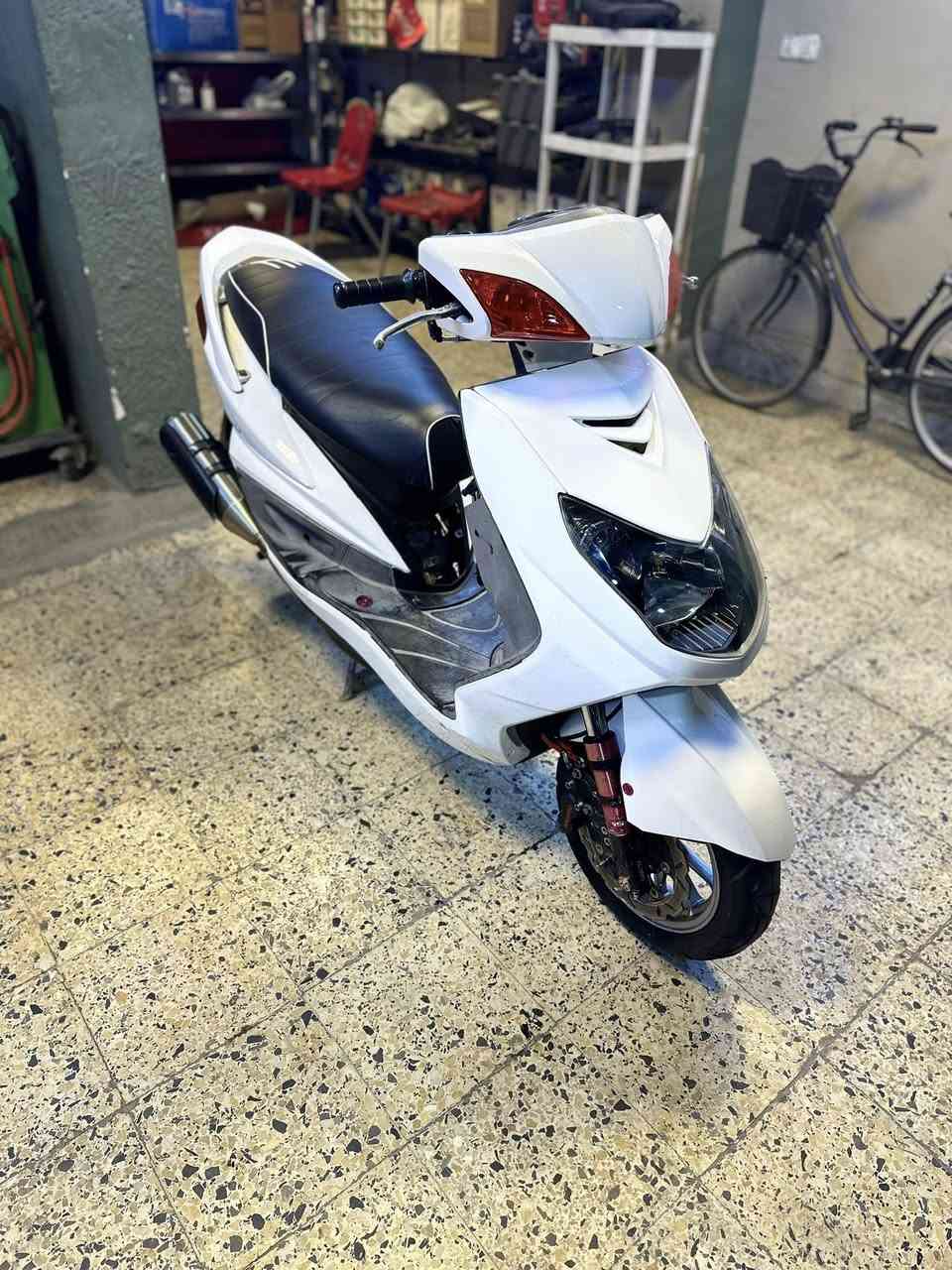 للبيع فحل كابريتر بيها مكينه مال شمعه كورها HER2 ما معروفه شكد شغل خارج مكينه قويه وناعمه نكره بكل وقت بيها كلجات وياله ونواعم دبلات اماميه خلفيه فج فلنجه سعرها 1400 مليون واربعميه مكاني البياع للاتصال ***********
