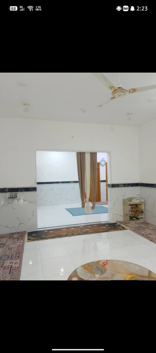 ياالله بيت زراعي للبيع منطقة دورسيدحمزه الاسكان الصناعي يحتوي على ثلاث غرف وصالة ستغبال مطبخ المساحه الكليه 350متربناءحديث السعر135بي مجال للشراي وتساب ***********
