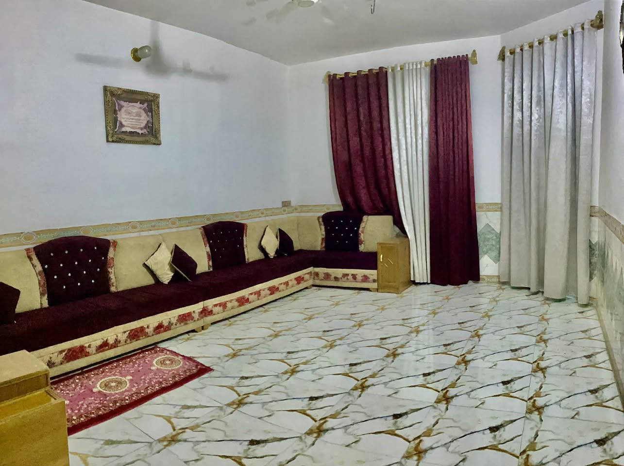 بيت للبيع 🏠
--------------------
المساحة: 200م
موديل البيت: 2022
---------------------
تفاصيل البيت...
غرف نوم : العدد اثنين
مطبخ : حار وبارد 
صحيات : العدد اثنين (داخل وخارج البيت)
منور : العدد اثنين
استقبال و كلدور 
---------------------
موقع البيت: نادر الاولى قريب جدا على مجموعة مدارس (ابتدائي-متوسط-اعدادي)
جميع الخدمات متوفره
السعر :185 وبي مجال
---------------------
للبيع السريع
للتواصل: ***********
