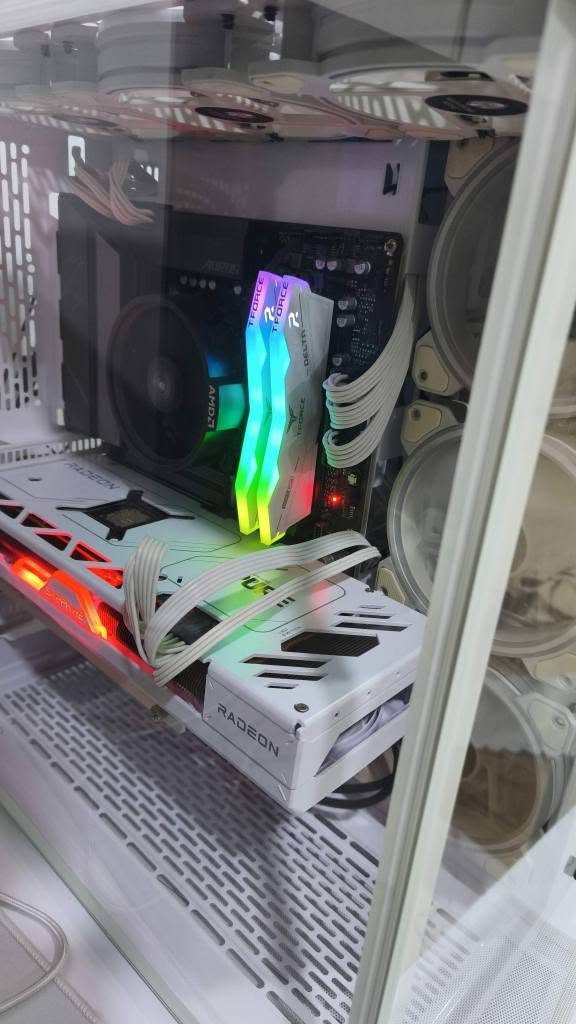 حاسبة العاب و تصاميم للبيع 
Cpu : Ryzen 5 7600 +  cooling stock
Gpu : Sapphire pure RX 7800 XT WHITE 
MB : gigabyte B650 aorus elite AM5 
RAM : Tforce 32GB DDR5 6000mhz 
Hard : msi spatium m.2 1T 
Psu : segotep 850W gold 
Case : Alexander RGB 6fan 
Monitor: Xiaomi 27" 2k 165hz 
Mouse keyboard speaker : gamdias RGB 
كل الكوارتين موجودة 
مكاني بصرة زبير
***********
السعر ٢ مليون و ١٠٠ الزبير, البصرة
