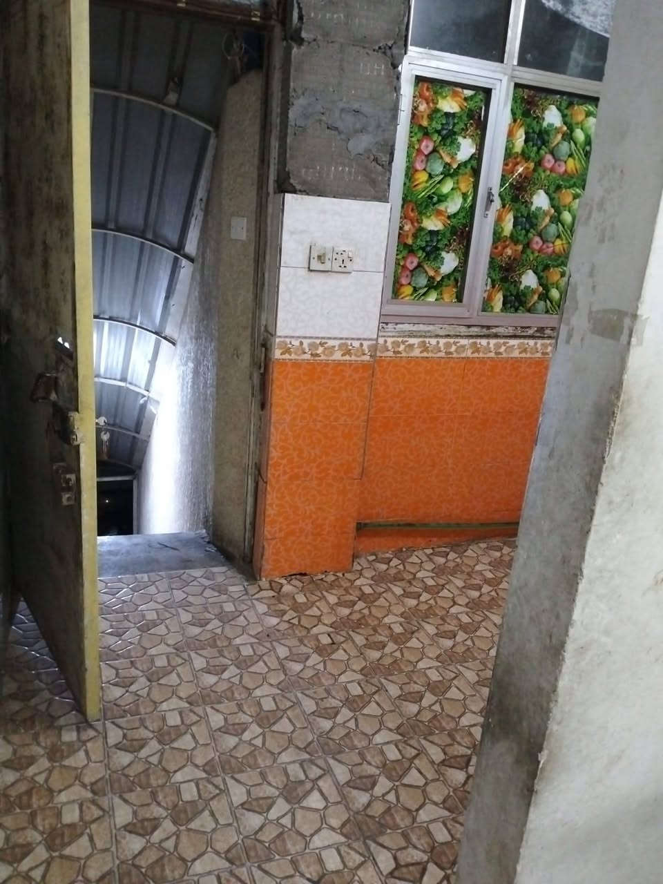 مشتمل للايجار 350 الف
طابق اول المكان جميلة الثانية قرب ملعب الهدية يحتوي على غرفة نوم وحدة يكفي لعائلة صغيرة
للتواصل فقط وتساب ***********

