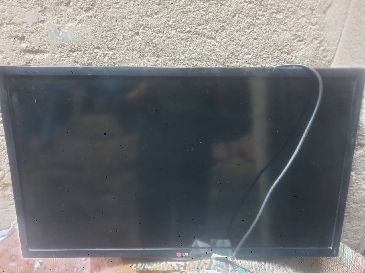 شاشه LC  للبيع حجم ٣٢ طاحت وماشتغلت بعد   ابيع هل موجود الي يشتري يتفضل خاص ***********
