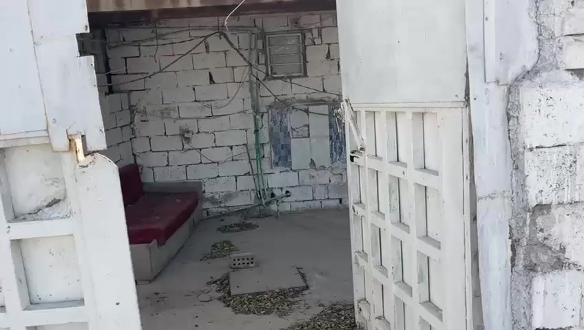 سلام عليكم بيت تجاوز للبيع مساحه 200متر الضغط شارع اسواق رياض ***********
