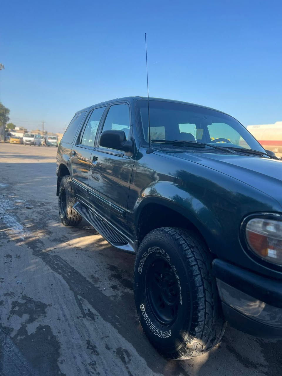 السلام عليكم،
معروض للبيع فورد إكسبلور موديل 1997 بحالة ممتازة:

🔧 *المواصفات:*
- مكينة جديدة 2500 VVTI
- تخم تاير أمريكي جديد
- بطارية جديدة
- جامات جديدة
- شاشة بلوتوث
- كهربائيات كلها شغالة
- لايت زينون عالي و واطي

 *الحالة:*
- السيارة مكفولة من الكص والضربة القوية
- نضيفة جداً وقوية، مناسبة للطرق الجبلية
- كير ومكينة مكفولات
- رقم مثنى إنكليزي، السيارة باسمي  (مكان السيارة بغداد). 

 *السعر: 65 ورقة*
 *للتواصل: ************
