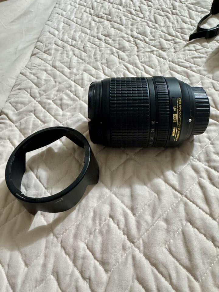 للبيع (Nikon D7200 كسر زيرو + عدستين + بكج ملحقات)

السلام عليكم.. 
للبيع حزمة تصوير احترافية متكاملة "شلع قلع" تناسب المصورين وصناع المحتوى، القطع اختيرت بعناية والحالة العامة ممتازة جداً.
المحتويات والتفاصيل:

1 جسم الكاميرا: Nikon D7200 الأسطورية، نظافة ممتازة جداً، عداد الشاتر قليل للغاية (5,125 ضغطة فقط) استخدام خفيف جداً كسر زيرو. يجي وياها:
 البطارية الأصلية: نظيفة جداً وتحتفظ بالشحن بامتياز.
 الشاحن الأصلي الجداري: من نيكون موديل MH-25a لجلسات الشحن الأساسية والسريعة.
 شاحن سيارة إضافي (Premium Tech): مع وصلة القداحة للشحن أثناء التنقل وفي السفر والرحلات.
 ذاكرة التخزين: رام Toshiba أصلي بحجم 32GB Class 10 سريع ومستقر جداً للفيديو والصور.

2 العدسة الأولى (الشاملة): Nikon AF-S 18-140mm f/3.5-5.6G ED VR عدسة شاملة لكل الأغراض مع مانع اهتزاز ذكي وغطاء حجب الإضاءة (Lens Hood).

3 العدسة الثانية (عدسة التقريب الخارقة): Sigma 70-300mm f/4-5.6 DG Macro، مخصصة لتصوير الطيور، الرياضة، والبورتريه مع عزل خلفية سينمائي مميز وخاصية ماكرو مدمجة، نظيفة جداً ومعها الـ Lens Hood الأصلي.

4 فلاش استوديو خارجي: Vivitar DF-4000 Bounce Zoom Slave Flash (جديد تماماً غير مستعمل بالكامل في علبته).

5 طقم فلاتر احترافي: K&F Concept (تحتوي المحفظة على فلاتر ND للتعريض الطويل، FLD لتصوير النيون، وفلتر استقطاب CPL لمنع الانعكاسات وزيادة زرقة السماء).

6 مقبض فيديو سينمائي: JJC HR-DV Pistol Grip لثبات هائل أثناء تصوير الفيديو وتوجيه الكاميرا.

7 حلقات تصوير الماكرو: Extension Tubes (طقم 3 أحجام 12mm, 20mm, 36mm) لتحويل العدسة لتصوير أدق التفاصيل وقريبة المدى.

8 حوامل التثبيت: * حامل ثلاثي القوائم احترافي Xit Photo 50" Tripod مع مقبض حمل ورأس فيديو سلس وحركات بانورامية ناعمة.
 حامل أحادي تلسكوبي Yunteng Monopod ممتاز للتنقل والتصوير السريع والملاعب.

9 الصوت والتحكم:
 مايكروفون ستيريو خارجي MIC-01 صوت نقي للفيديو ومعه إسفنجة حجب ضوضاء الهواء.
 ريموت لاسلكي التورا (Altura Photo) للالتقاط عن بُعد ومنع اهتزاز الكاميرا.
 كابل تحكم سلكي JJC مخصص للتايم لابس والتعريض الطويل.

10 الحماية والصيانة:
 كفر حماية سيليكون كامل (Body Guard) بلون أسود متوافق تماماً لحماية جسم الكاميرا من الصدمات والخدوش وعرق اليد.
 فلتر حماية Kenko UV (58mm) علبة منفصلة لحماية زجاج العدسة.
 منفاخ هواء سيليكون مخصص لصيانة وتنظيف العدسات والمستشعر من الغبار بأمان.
السعر المطلوب للمجموعة كاملة: [ 1,300,000 دينار عراقي].
وبي مجال 
للتواصل *********** وتساب
