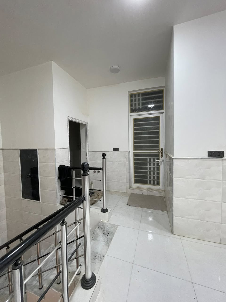 سلام عليكم بيت البيع   او مروس ابيت بلمعملجي  مساحه 100 طبقين بناء جديد عنون البيت قرب فندق البارون  ***********البيت يبع مع الثاث واكو اثاث ما مصوري مشتري جديد لان هي الصور اول ما كعدنه بي
