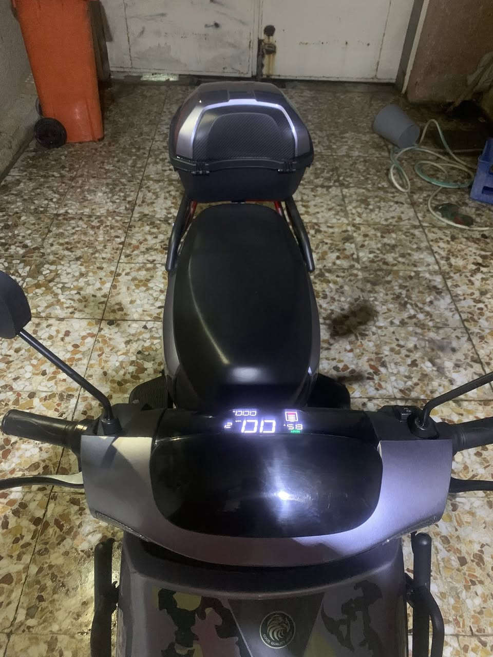 دراجة كهربائية أنيقة وقوية، استعمال شخصي وخالية من أي أعطال، جاهزة للاستخدام فورًا.
المميزات:
 • بطارية قوية وتعمل بكفاءة
 • شاشة ديجيتال واضحة
 • إضاءة LED أمامية وخلفية
 • بوكس خلفي كبير للتخزين
 • مرايات + ستاند جانبي ووسطي
            سويج عدد (٢) بصمات عدد(٢)
           تشغيل عن بعد  مع درع حمايه 
           دراجه استعمال قليل كلش شهرين 
         مكانه بغداد شهداء البياع 
         رقم الهاتف :***********  
          السعر ٩٢٥ وبيه مجال بسيط
