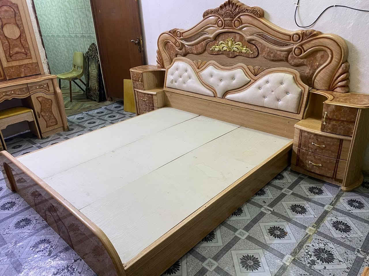 غرفه ملكيه للبيع نضافتها 100/100  7قطع
سعرها 350وبيها مجال للشراي الكنتور 8ابواب رقم هاتف ***********واتساب بغداد
