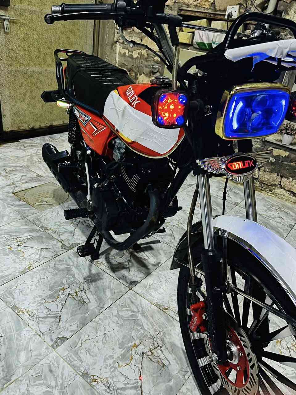 السلام عليكم 
إيراني موديل 2025
 محرك 200Cc 🌿
ركزو 200Cc ومحرك اسود 
 اوراق منفيس
شاشه إلكتروني 
كهربائيات كلها شغاله
الدراجه فول نعومه ومحركها ماممدوده عليه سبانه 
صالنصه كاتم 
السعر 850 بي مجال قليل
مكاني رمادي خمسه كيلو
***********
