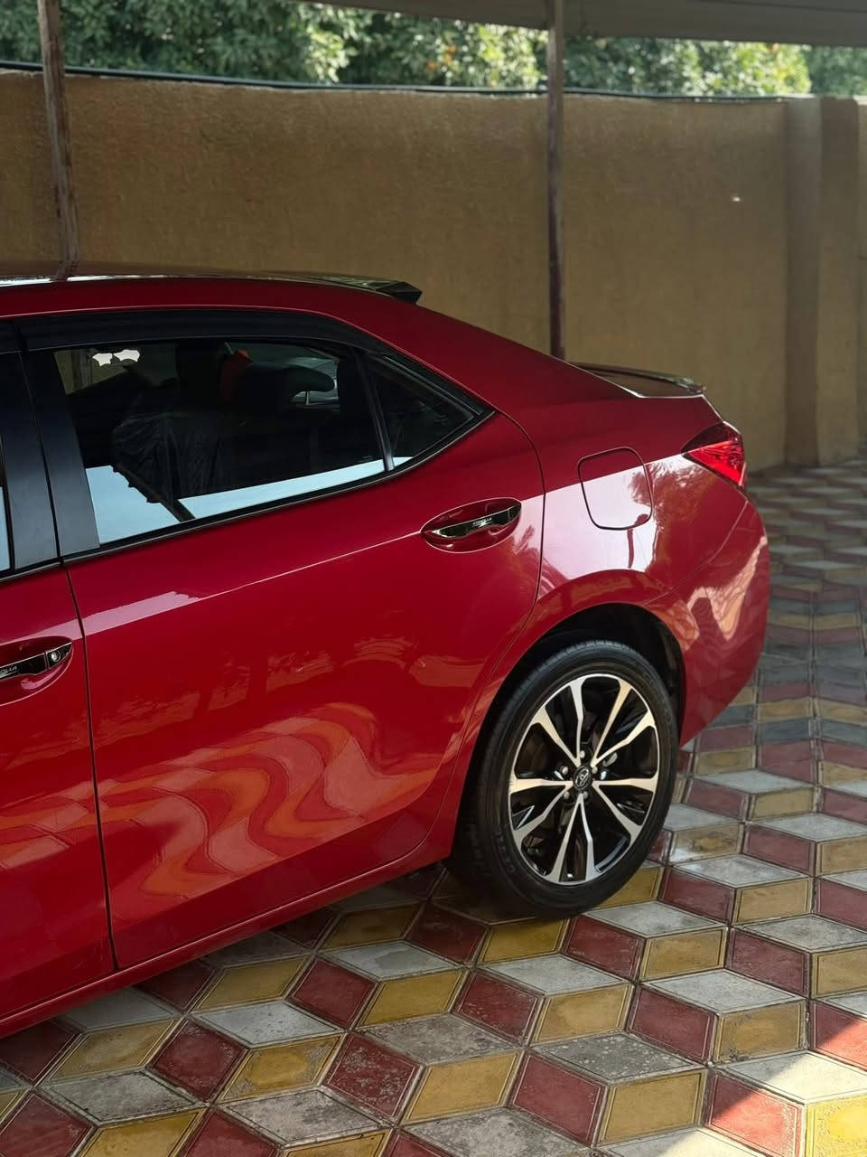 كورلا موديل 2017 وارد امريكي SE مواصفاته كشنات مخمل وجلد وشفتات استيرن واشاير بلمري وضعيتين قياده يكو وسبورت ويل كب وتحديد مسار ومثبت وكامره سرعه السياره جاهزه تخم تاير وحداديه جديده مابيه نقص
الحادث قطعه وحده فقط ومرجعه بدون تبديل ولاصبغ 
السياره مكفووووله من الصبغ ولتبديل ماشيه ١٥١
السعر 143 الاتصال ***********
***********
